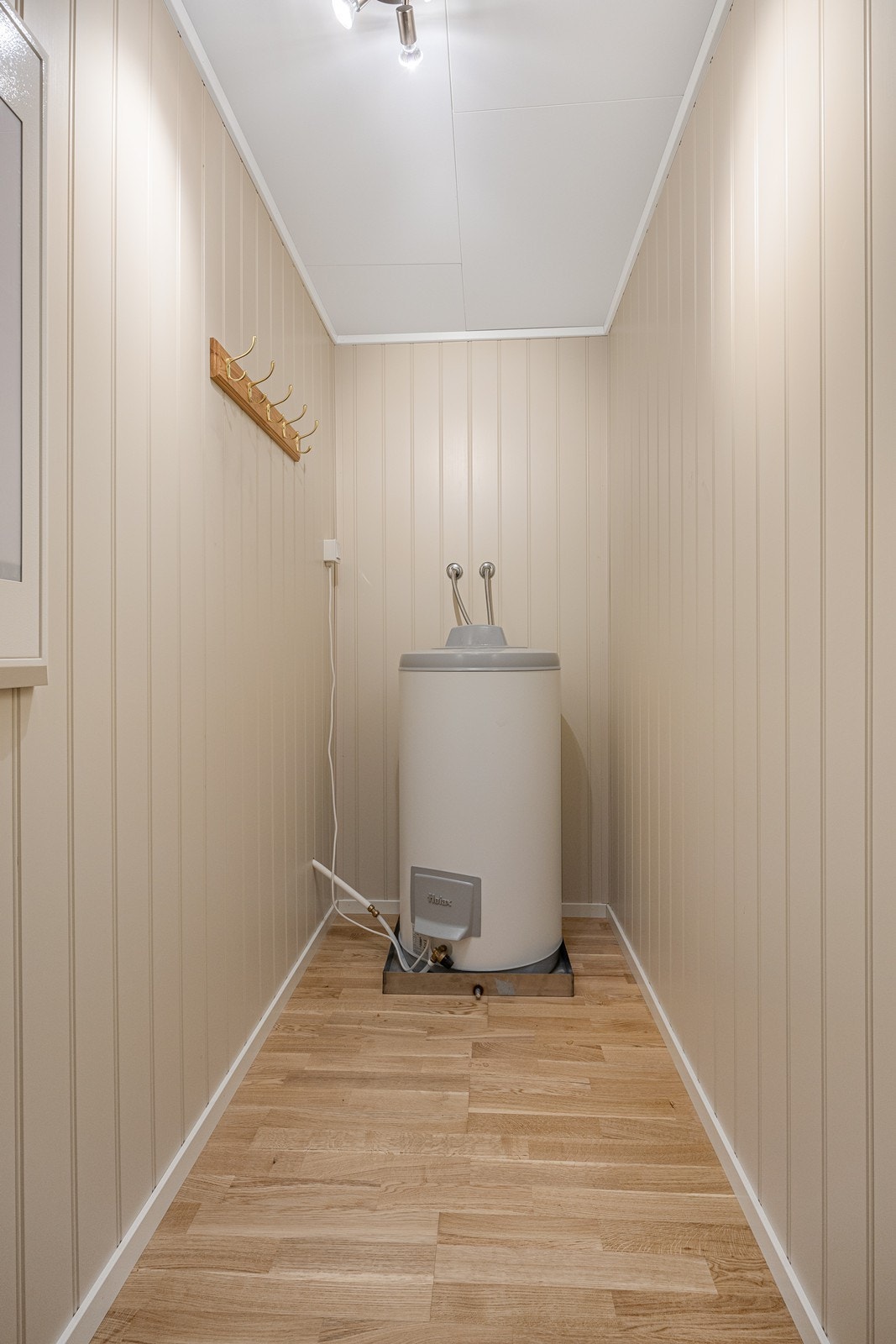 Godt med ekstra lagringsplass finnes i boden ved entreen og i to uteboder på hver sin side av leiligheten Galleribilde