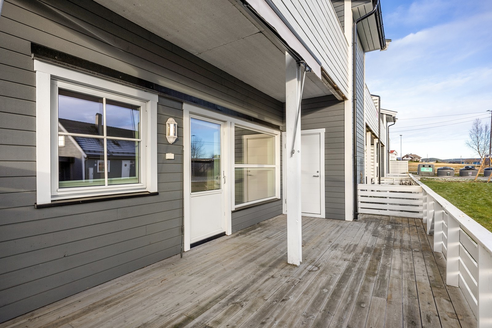 Stuen forlenges av en herlig terrasse på ca. 20 kvm med markise og bod for praktisk lagring utendørs Galleribilde