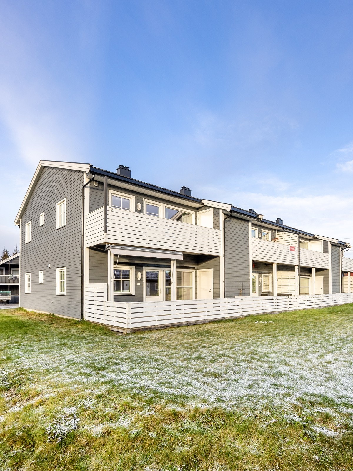 Plassert på enden i 1. etasje får leiligheten ekstra gode lysforhold Galleribilde