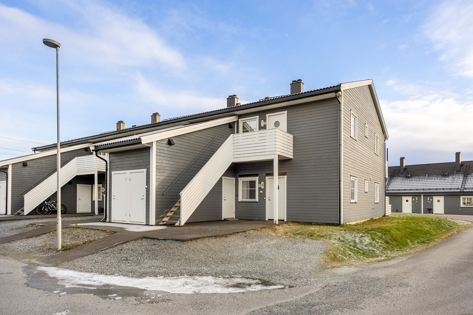 Leiligheten ligger i 1. etasje, med egen inngang via en overbygd ytterdør Galleribilde