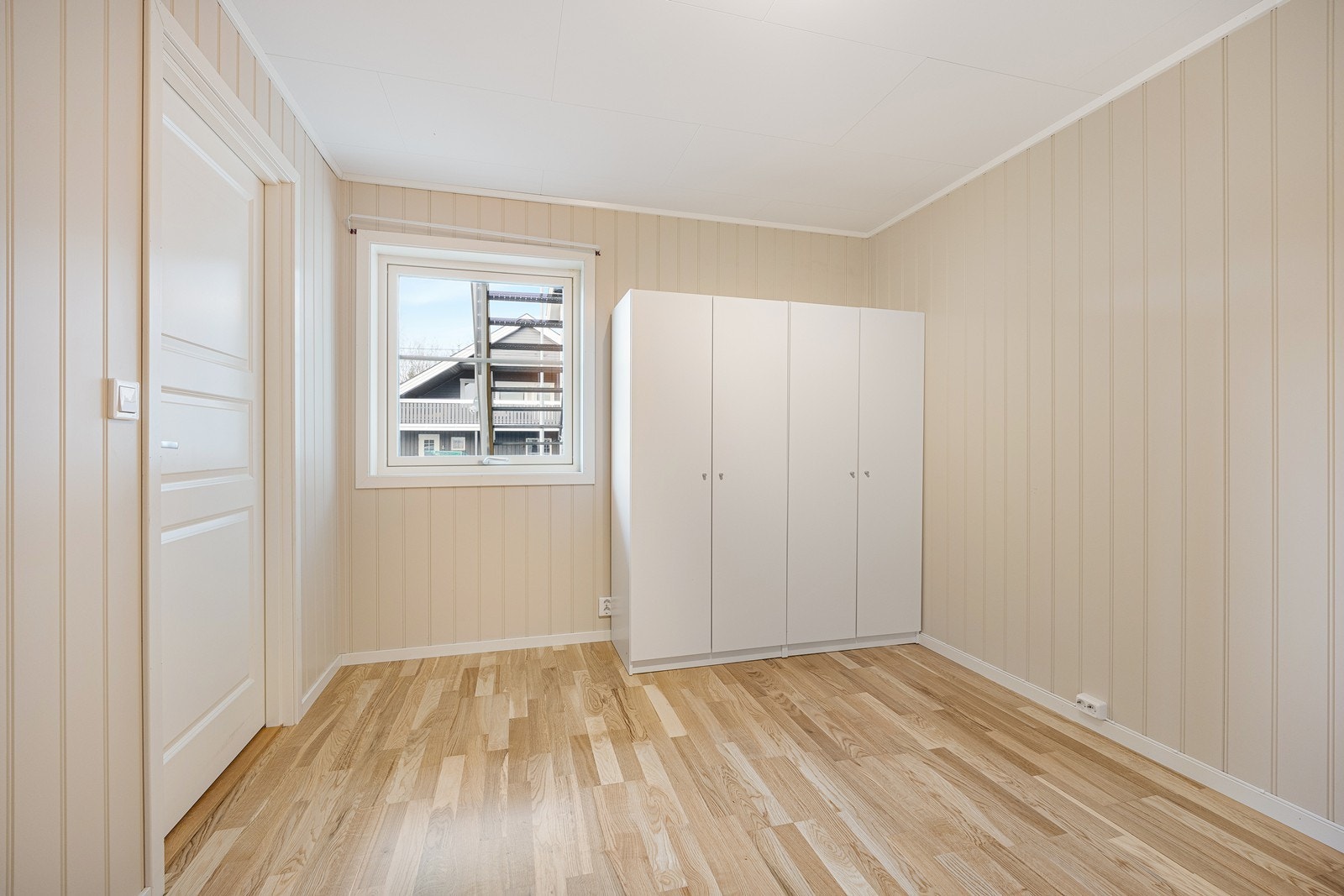 I leiligheten er det to pene soverom, der fargevalget bidrar til en behagelig atmosfære Galleribilde