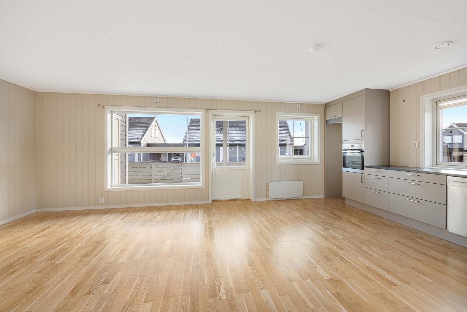 Sammen med kjøkkenet utgjør stuen et åpent, romslig og innbydende allrom med godt lysinnslipp fra to sider Galleribilde