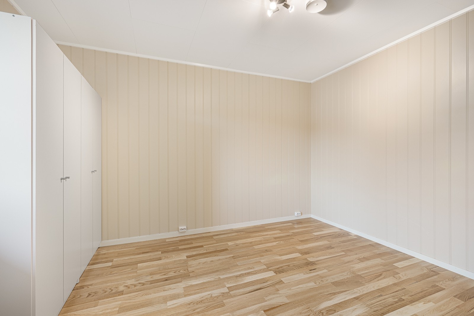 Det ene soverommet er innredet med et dobbelt garderobeskap Galleribilde