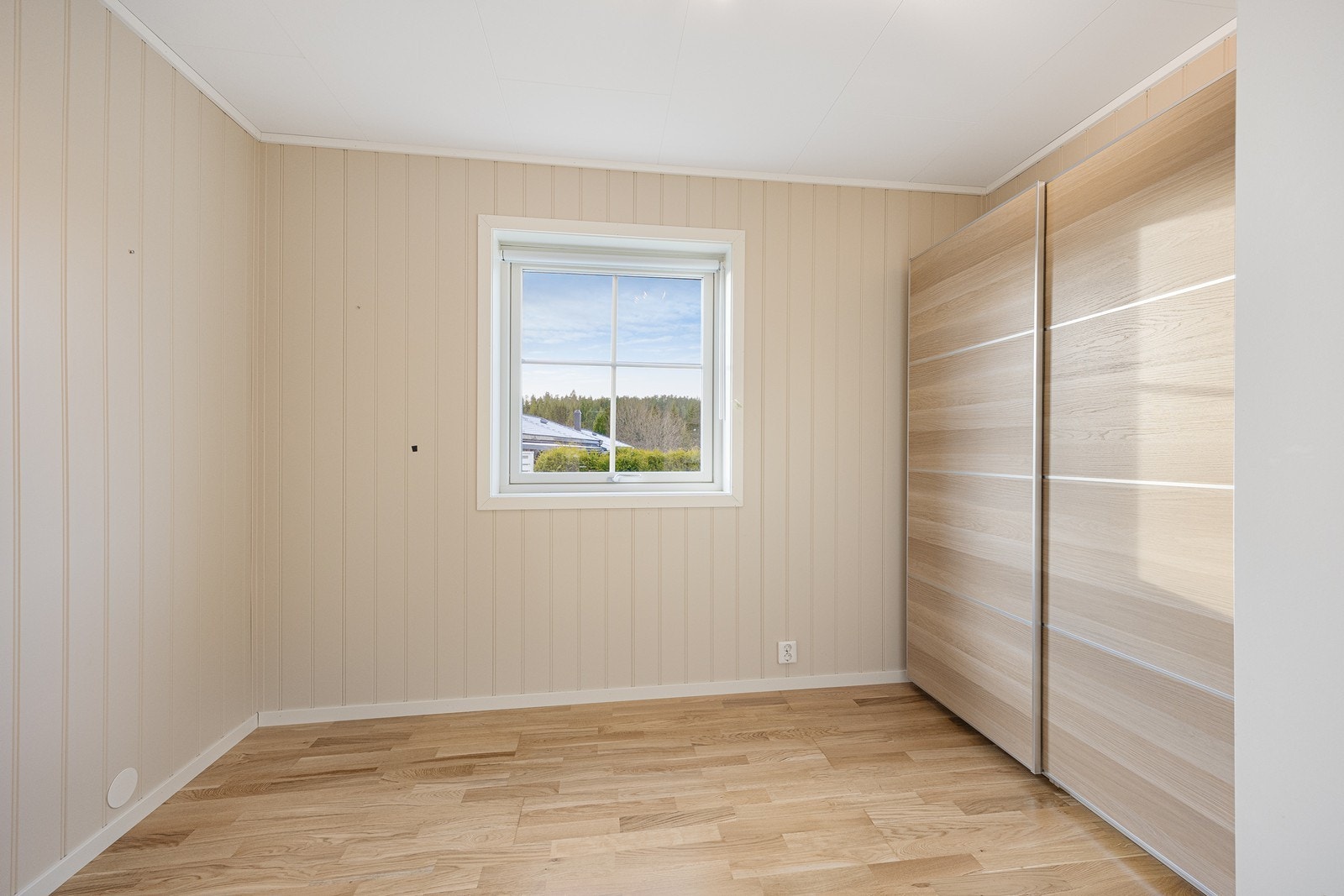 Hovedsoverommet har mye oppbevaring i en stor skyvedørsgarderobe Galleribilde