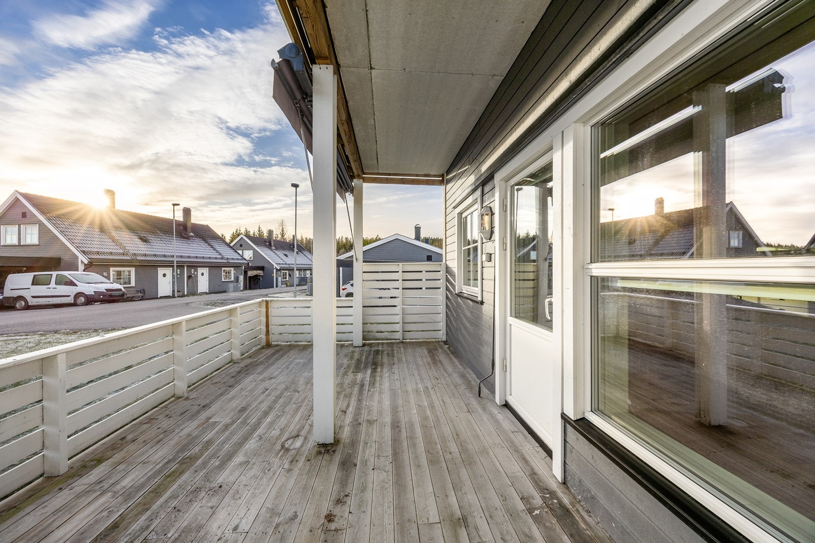 Terrassen er dels overbygd, og innbyr til både stille stunder og lange, sosiale kvelder Galleribilde