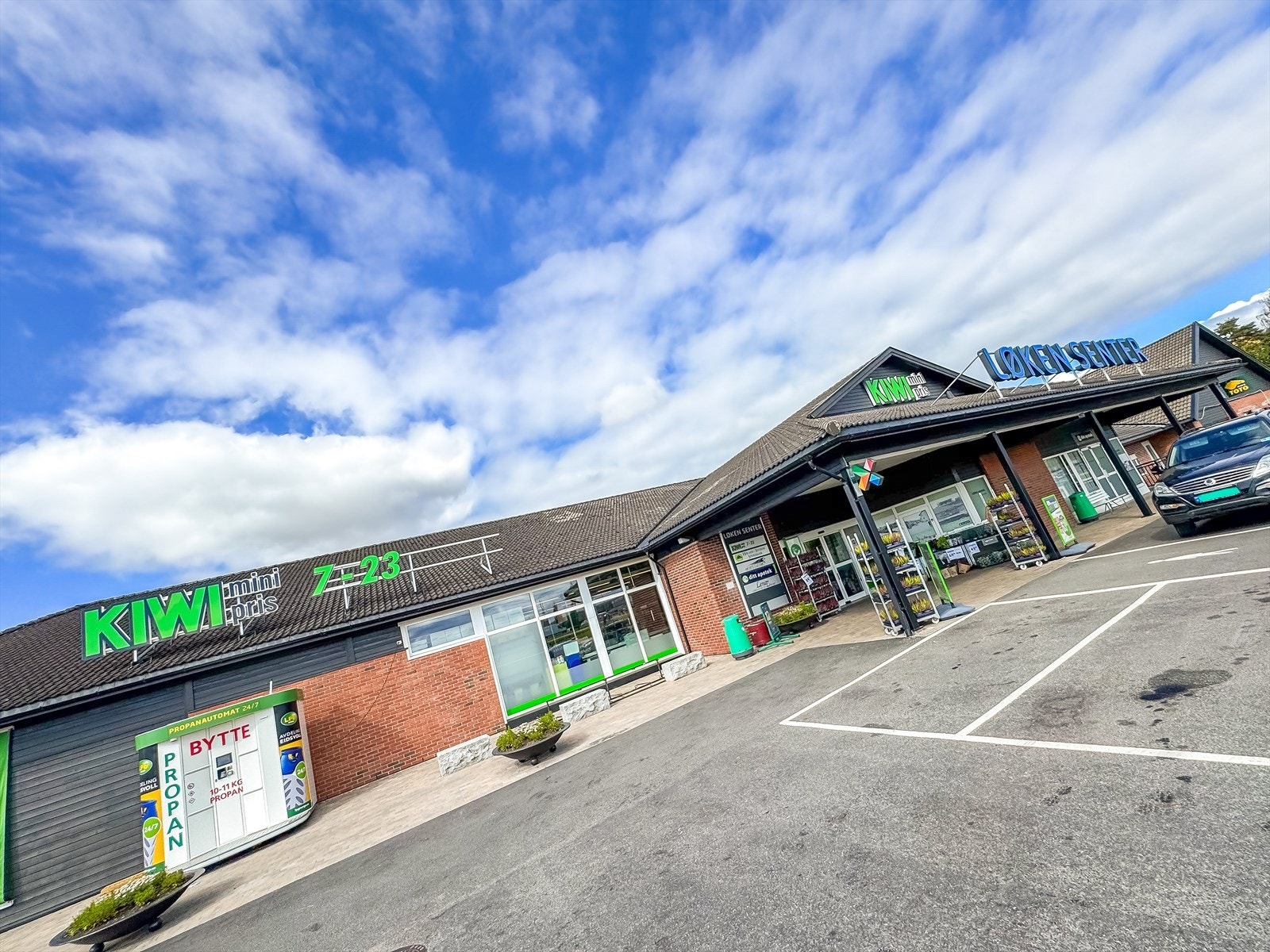 Leiligheten ligger ca. 1,3 km fra Løken sentrum hvor du finner det du trenger av daglige servicetilbud, skoler, barnehager, apotek, bank, m.m. Galleribilde