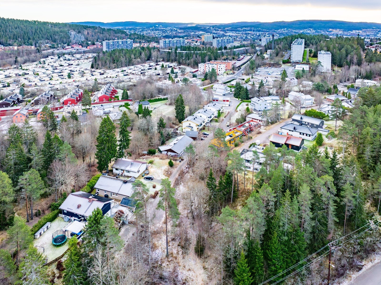 Dette er et meget populært og veletablert boligområde hvor denne eiendommen har en av Ammeruds beste beliggenheter. Galleribilde