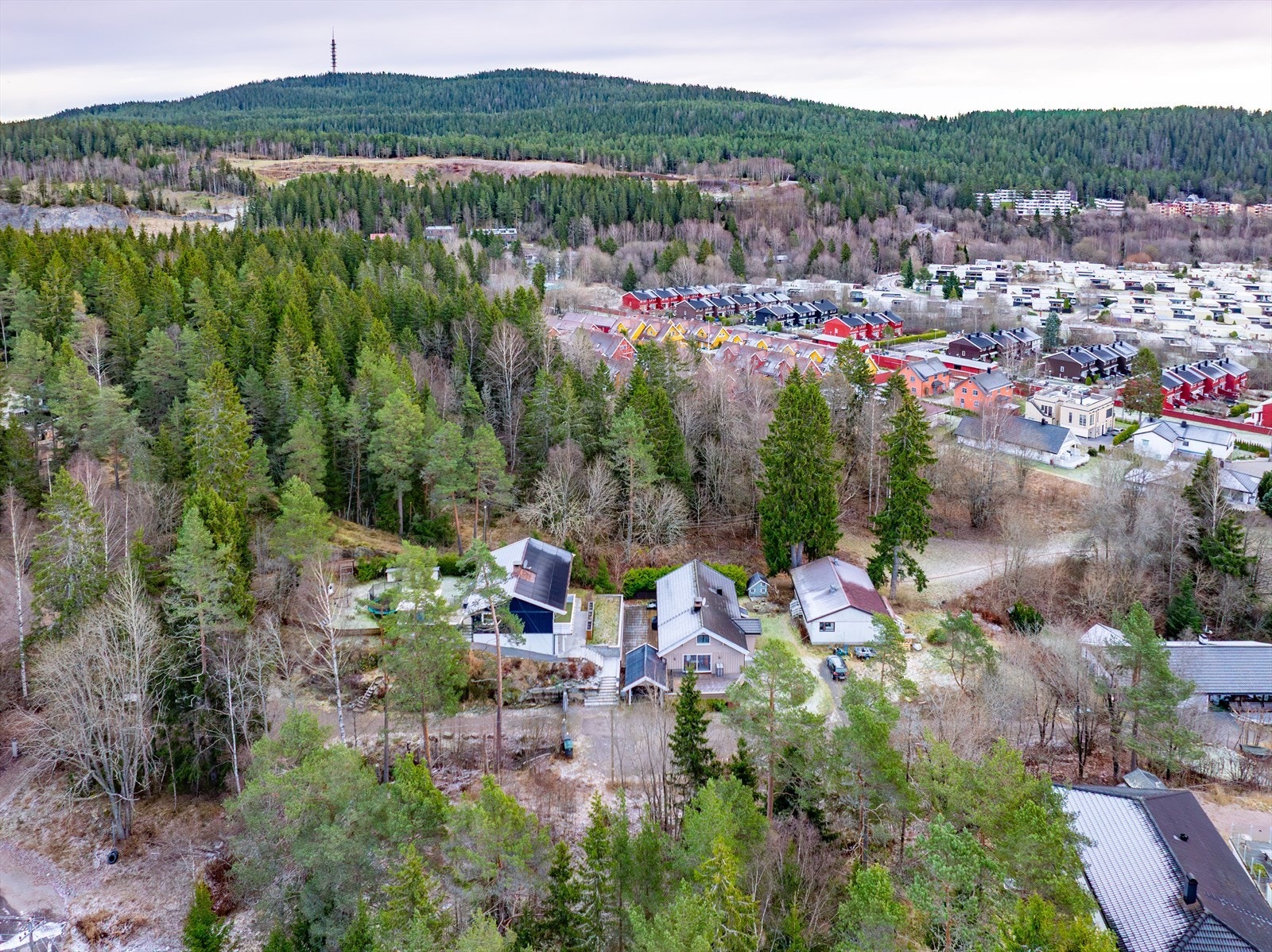 Det er også kort avstand til et godt tilbud av offentlig kommunikasjon med buss 62 ca. 5 minutters gange fra eiendommen og T-banens linjer 4 og 5 ca. 15 minutters gange fra eiendommen. Galleribilde