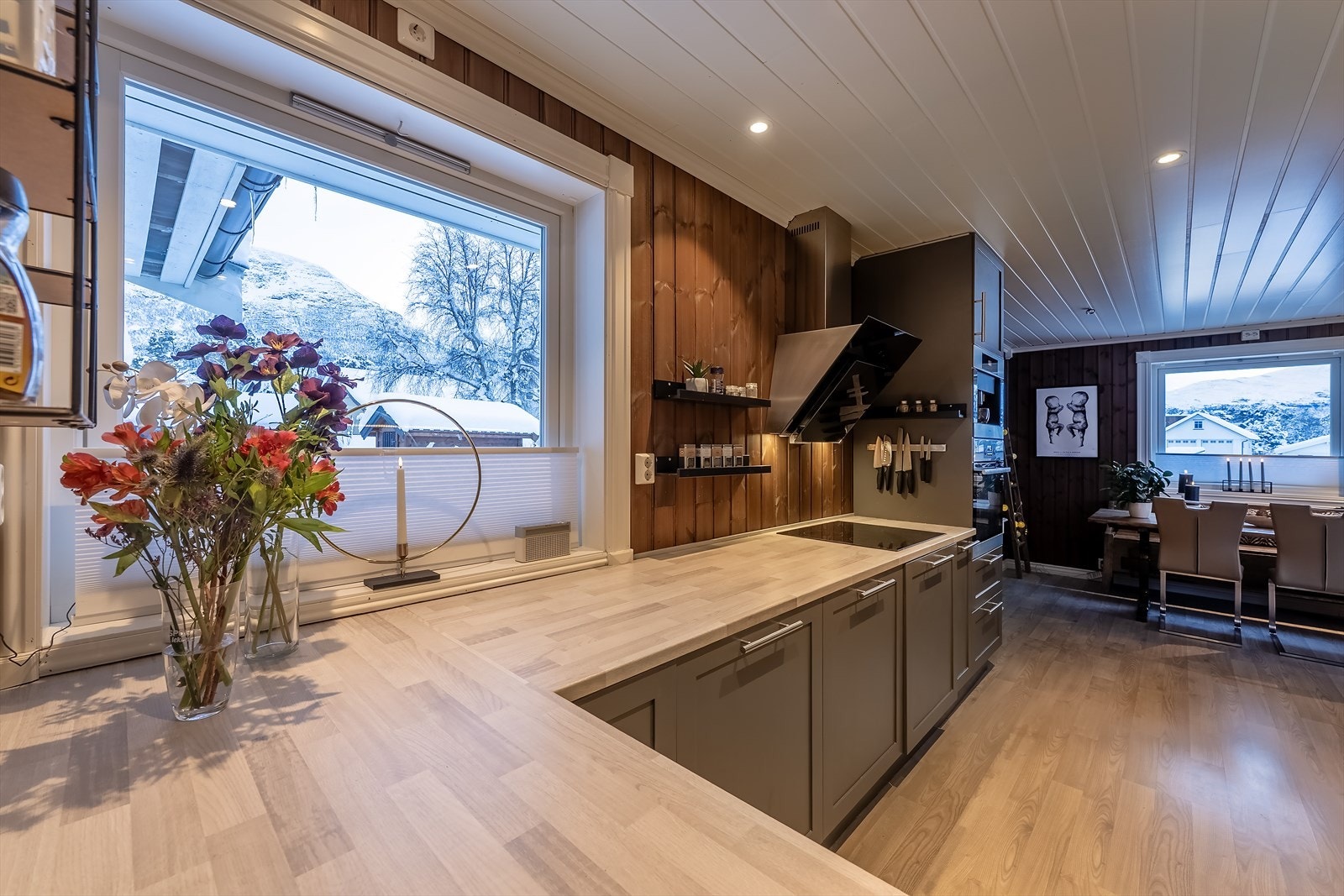 Kjøkken med god benkeplass (1. etasje) Galleribilde