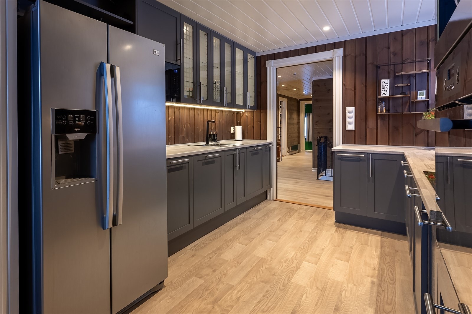 Kjøkken, alle hvitevarer på kjøkkenet medfølger (1. etasje) Galleribilde