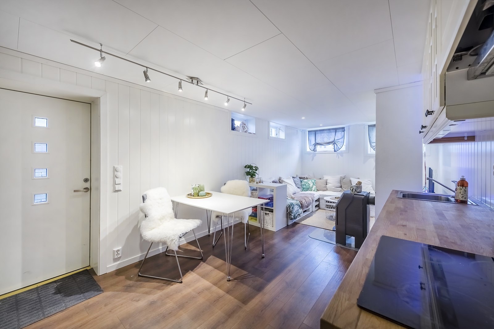 Kjøkken med plass til spisebord (bilde fra 2019) Galleribilde