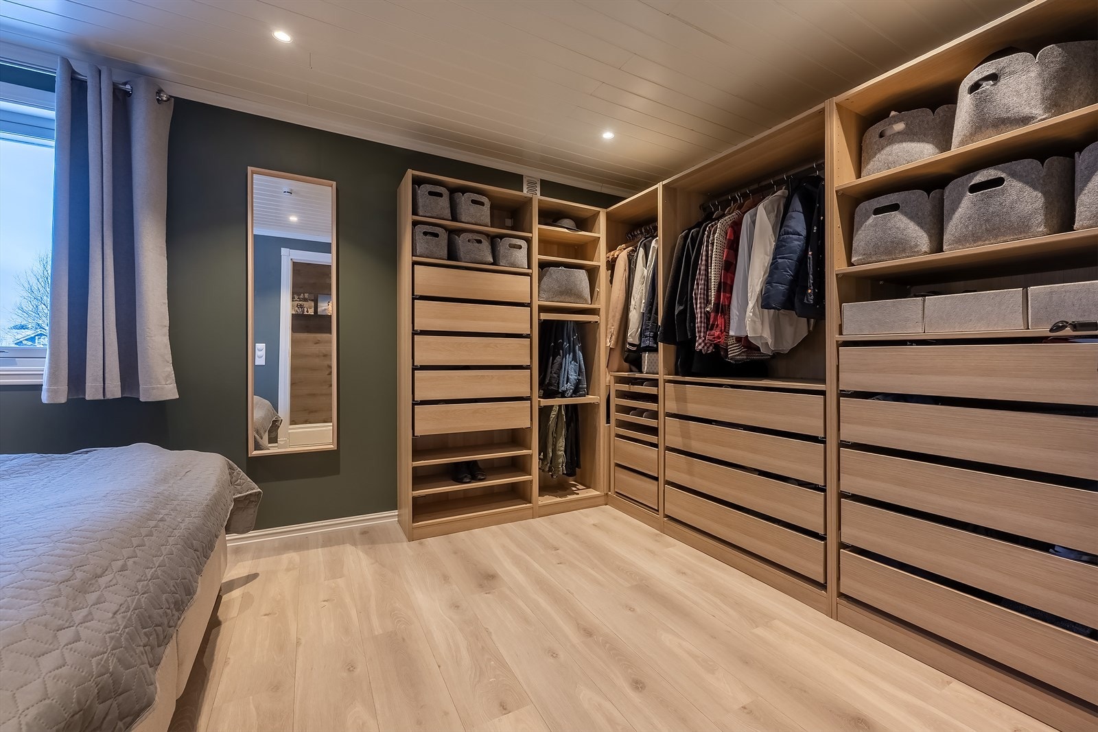 Soverom 1 med garderobeløsning(1. etasje) Galleribilde