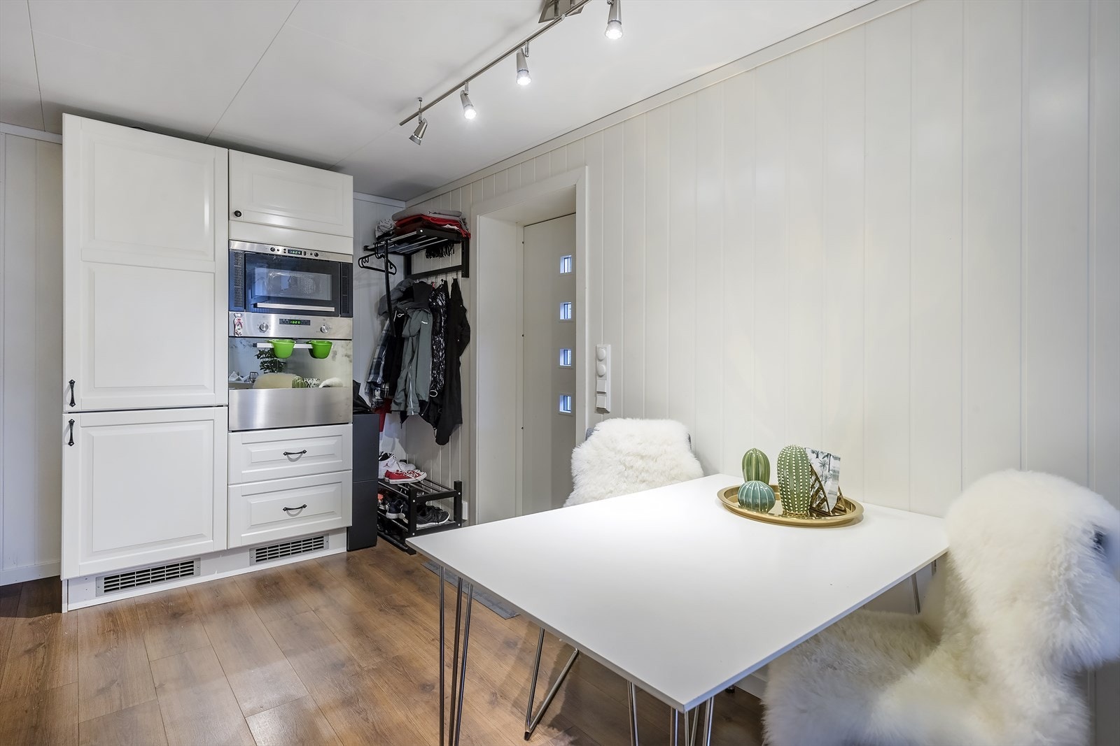 Rom i kjeller: Gang, stue/kjøkken (bilde fra 2019) Galleribilde