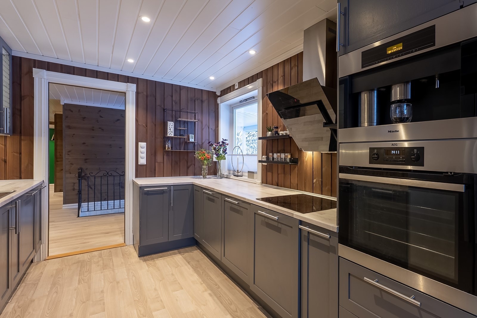 Kjøkken med integrerte hvitevarer (1. etasje) Galleribilde