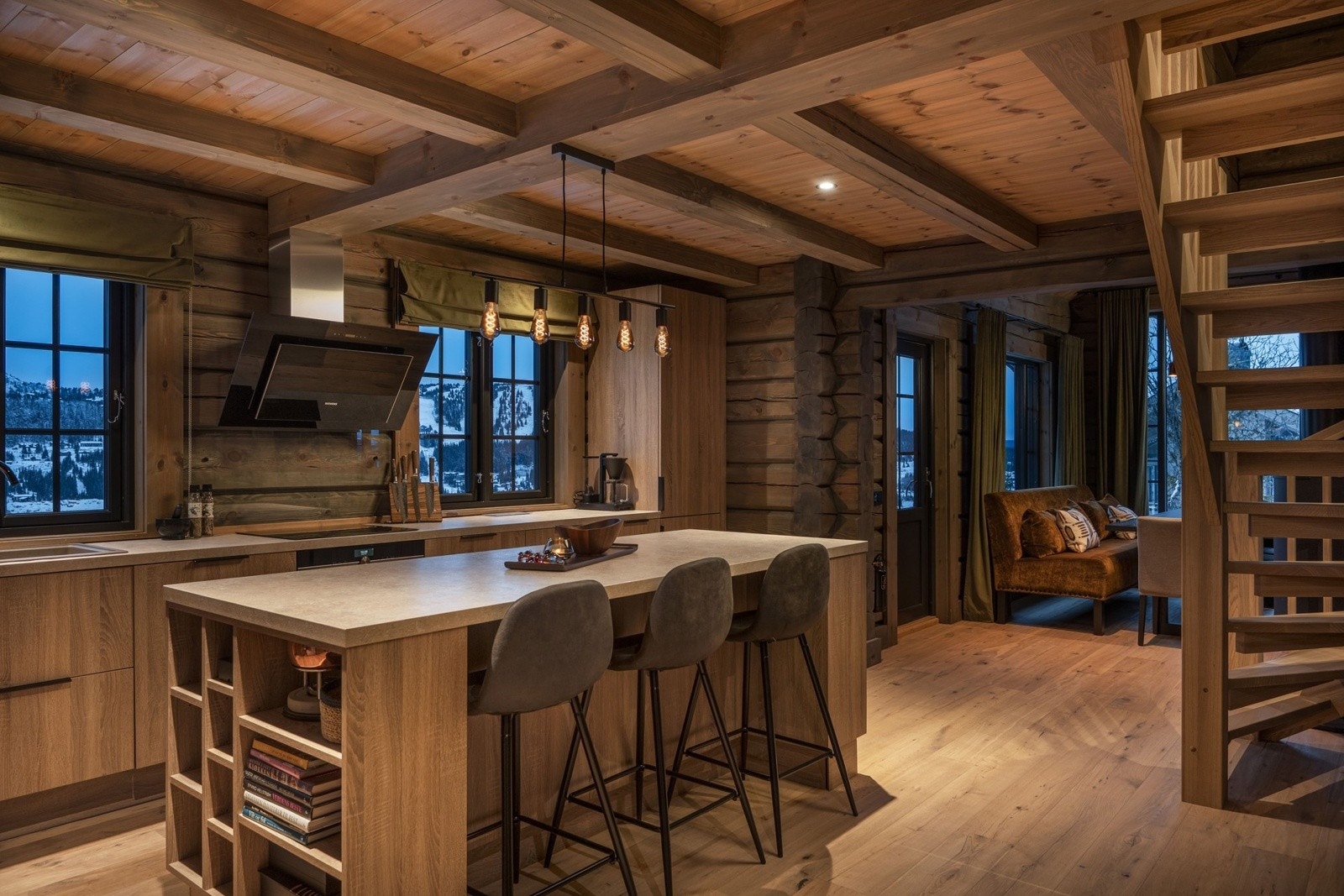 Hytta har en gjennomgående høy standard og nøye planlagte løsninger. Galleribilde