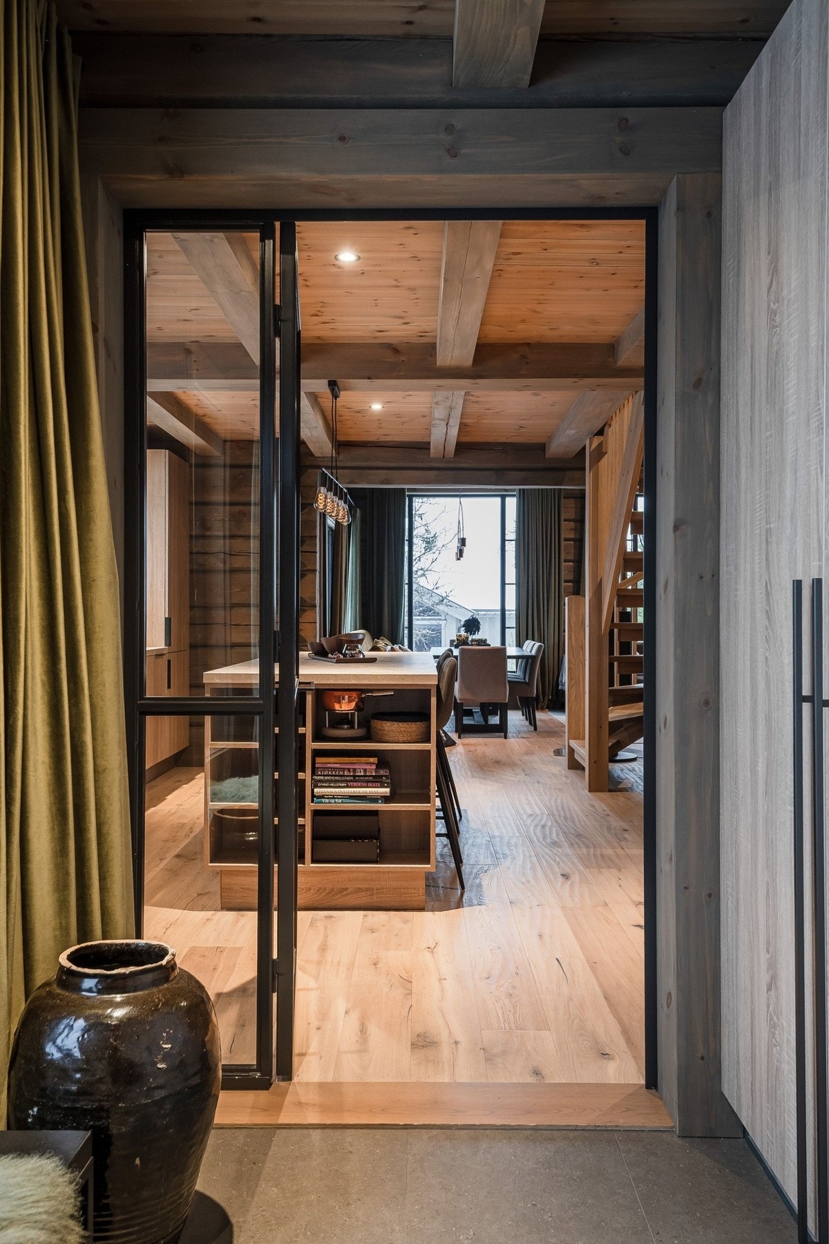 Spesialtilpassede glassdører i smijern inn mot kjøkken fra entre. Galleribilde