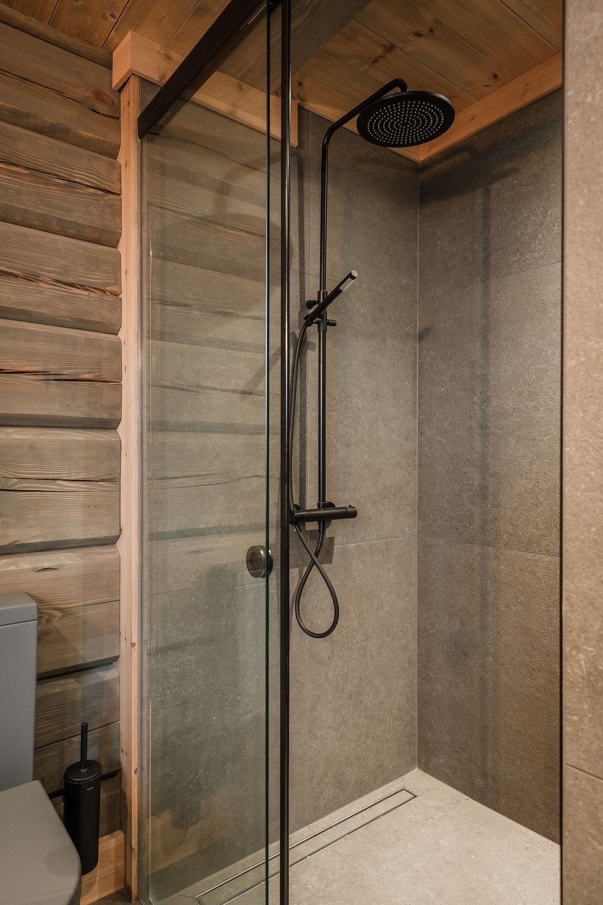 Romslig dusjnisje og vegghengt wc. Galleribilde