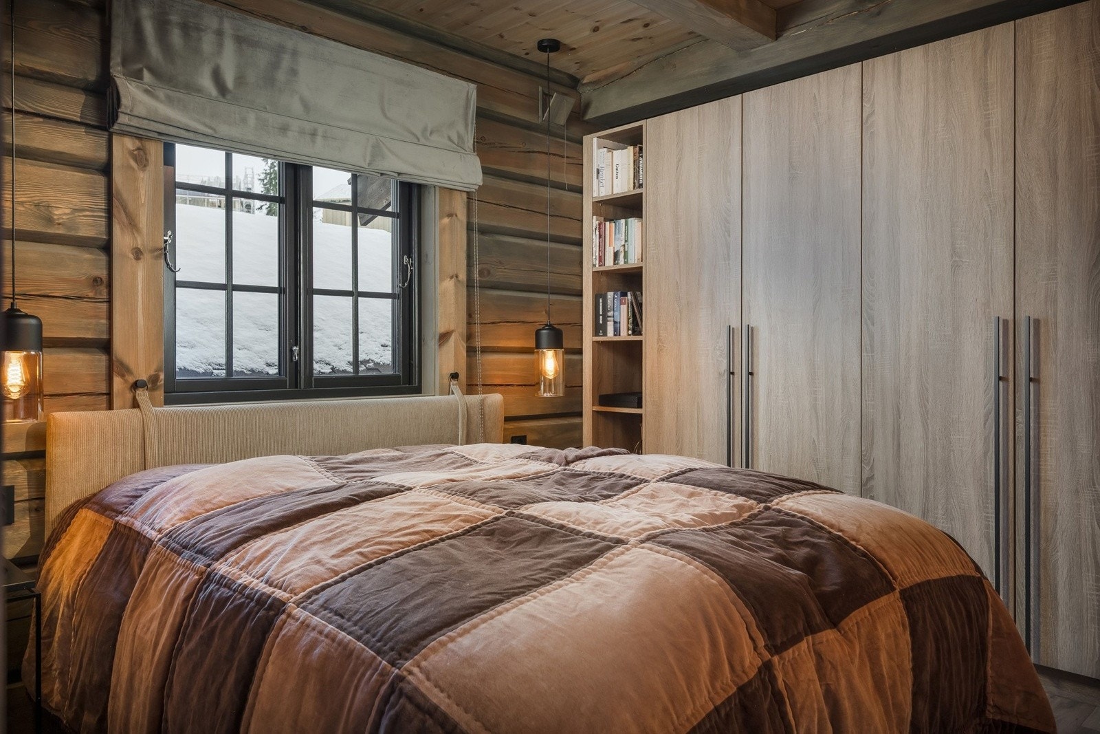 Man finner også to gode soverom i første etasje, her soverom 1 Galleribilde