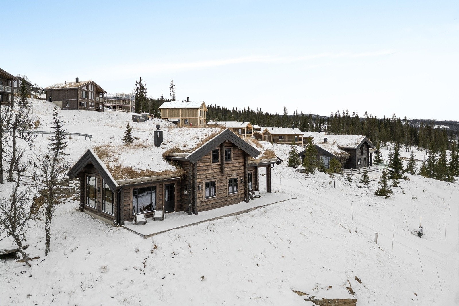 Hytta ligger perfekt til på ca. 829 moh. med langrennssporet som nærmeste nabo og ski-inn/ut til alpinbakkene. Galleribilde