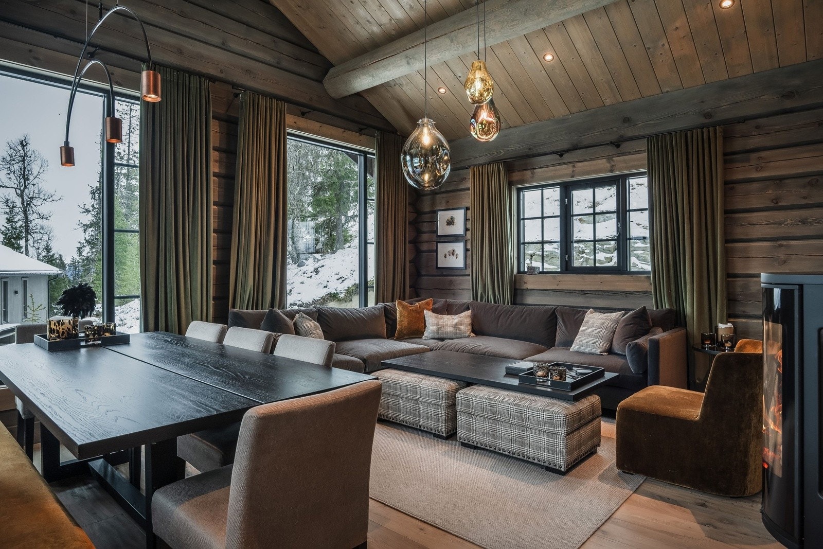 Store vindusflater og rikelig med lys. Galleribilde