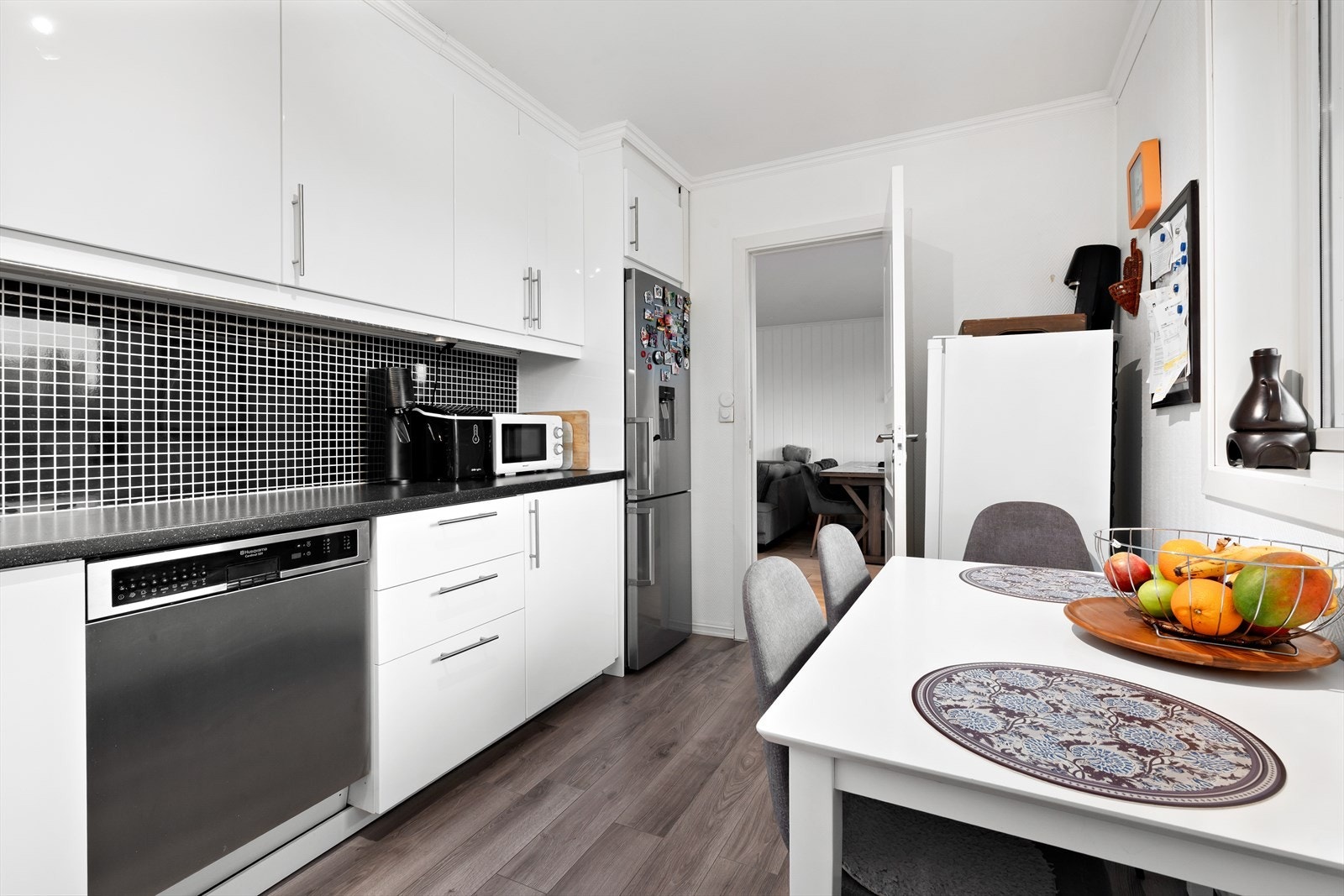 Tidløst kjøkken med integrerte hvitevarer. Galleribilde