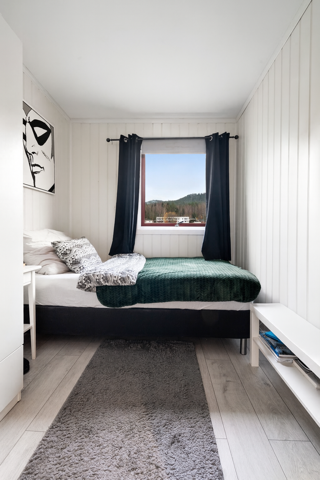 Lyst rom med vindu mot rolige omgivelser. Galleribilde