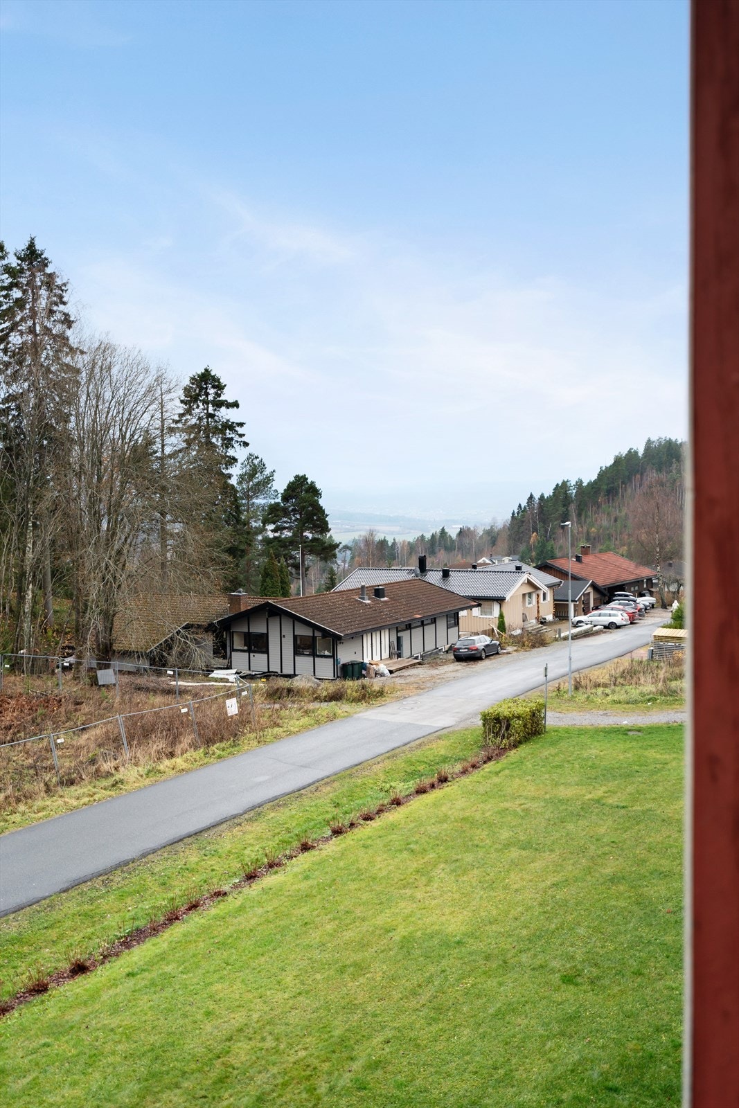 Grønt og fredelig nærområde med gangvei til skole og barnehage. Galleribilde