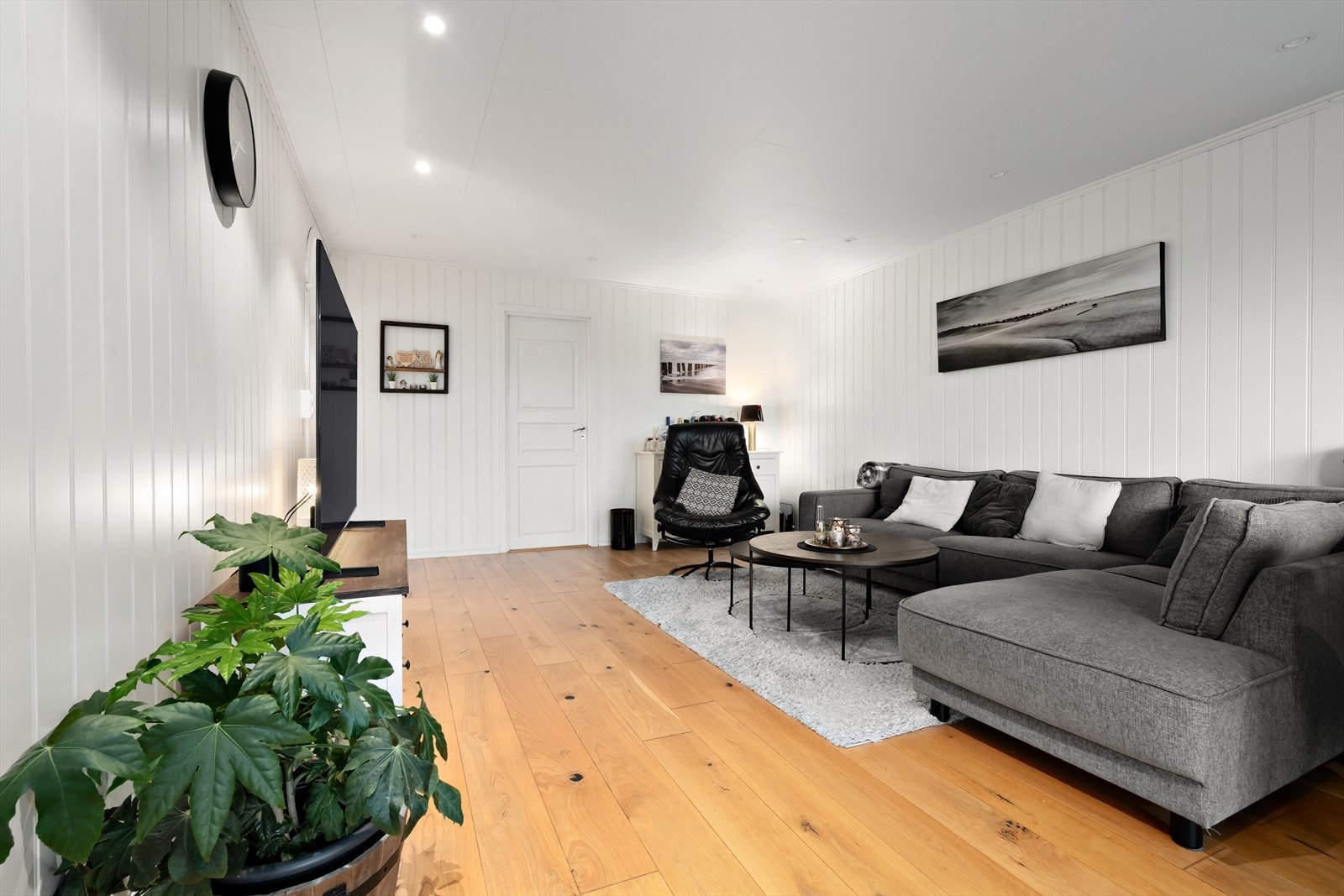 Stuen er av god størrelse med plass til sofa og tilhørende møblement. Galleribilde