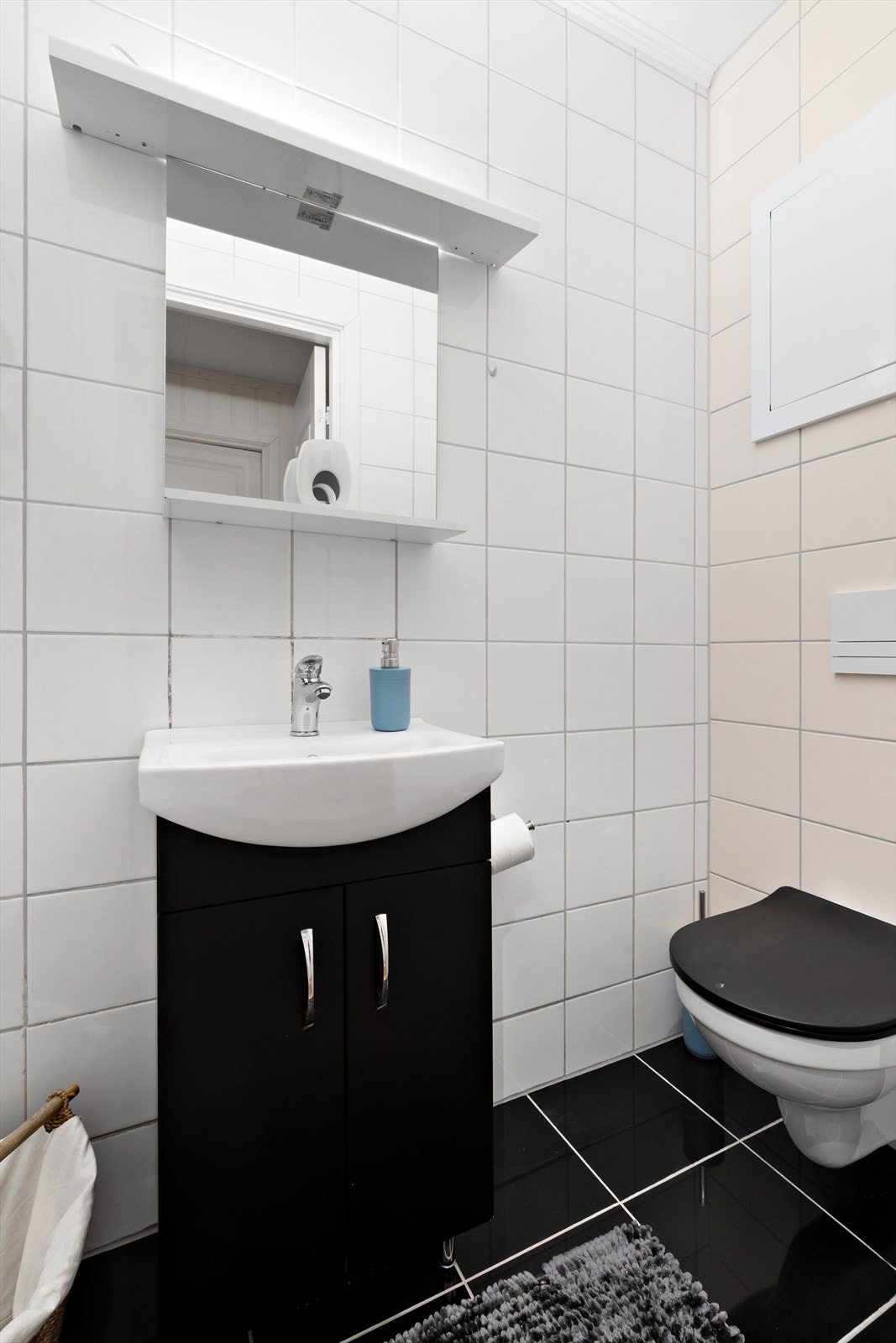 Eget toalettrom med servant og lyse flater. Galleribilde