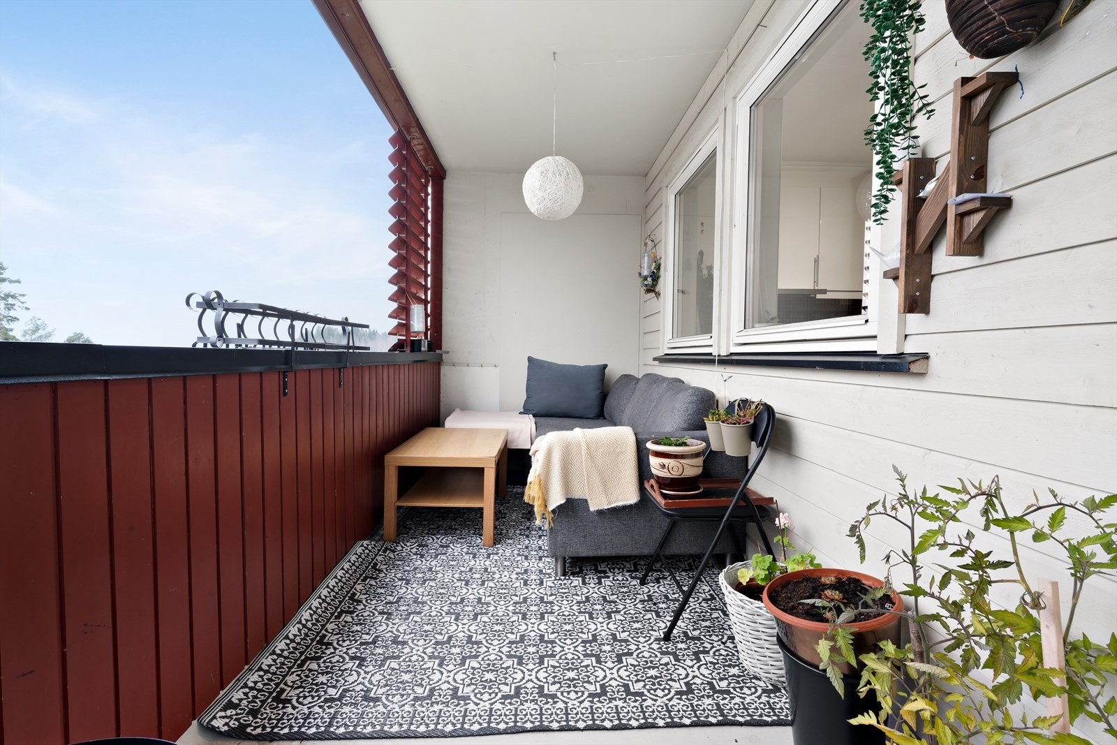 Balkong med god plass til sittegruppe og utsikt mot nærområdet. Galleribilde