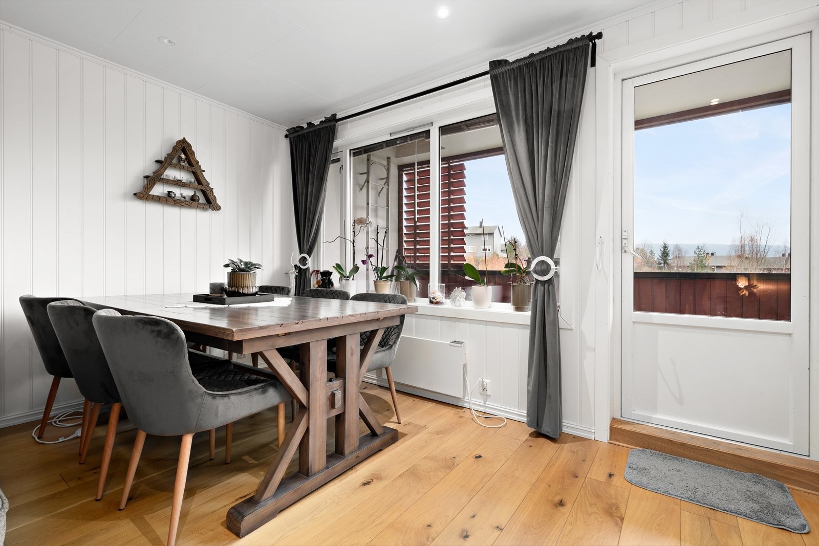 Lyst og sosialt spiseområde i tilknytning til stuen. Galleribilde