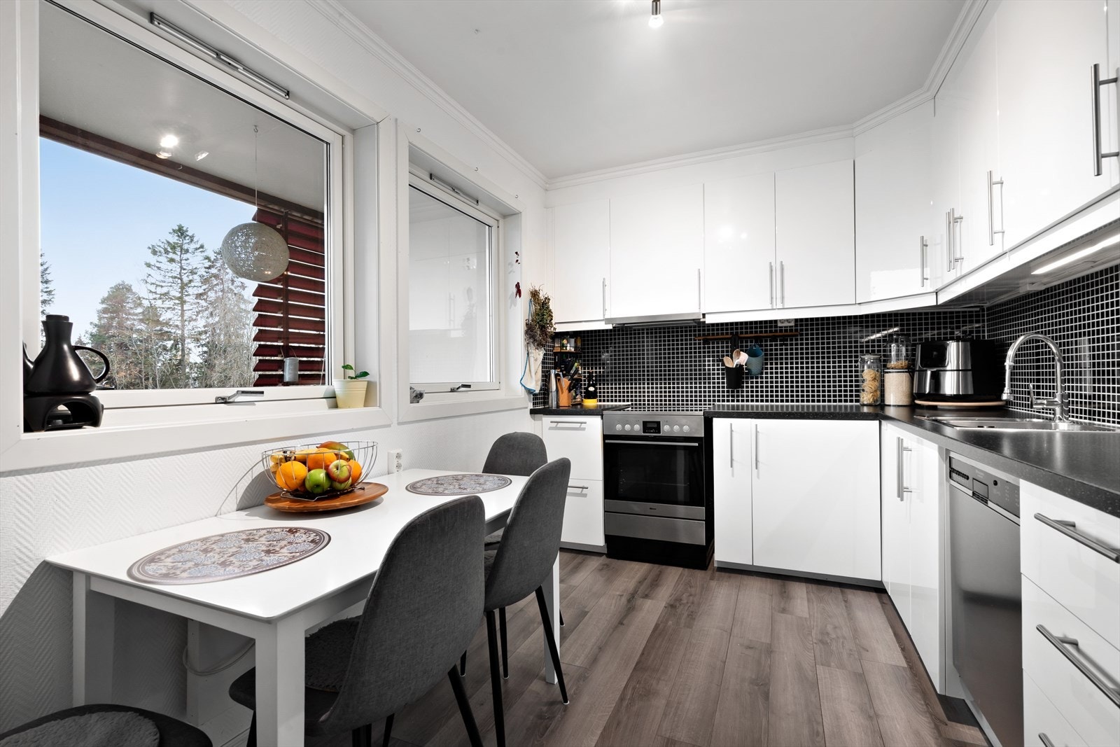 Moderne kjøkken med rikelig skap- og benkeplass. Galleribilde