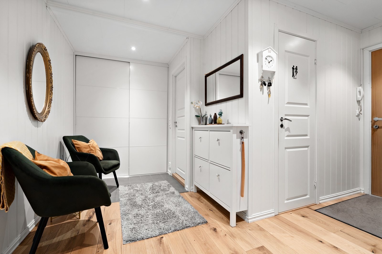 Innbydende entré med plass til oppbevaring. Galleribilde