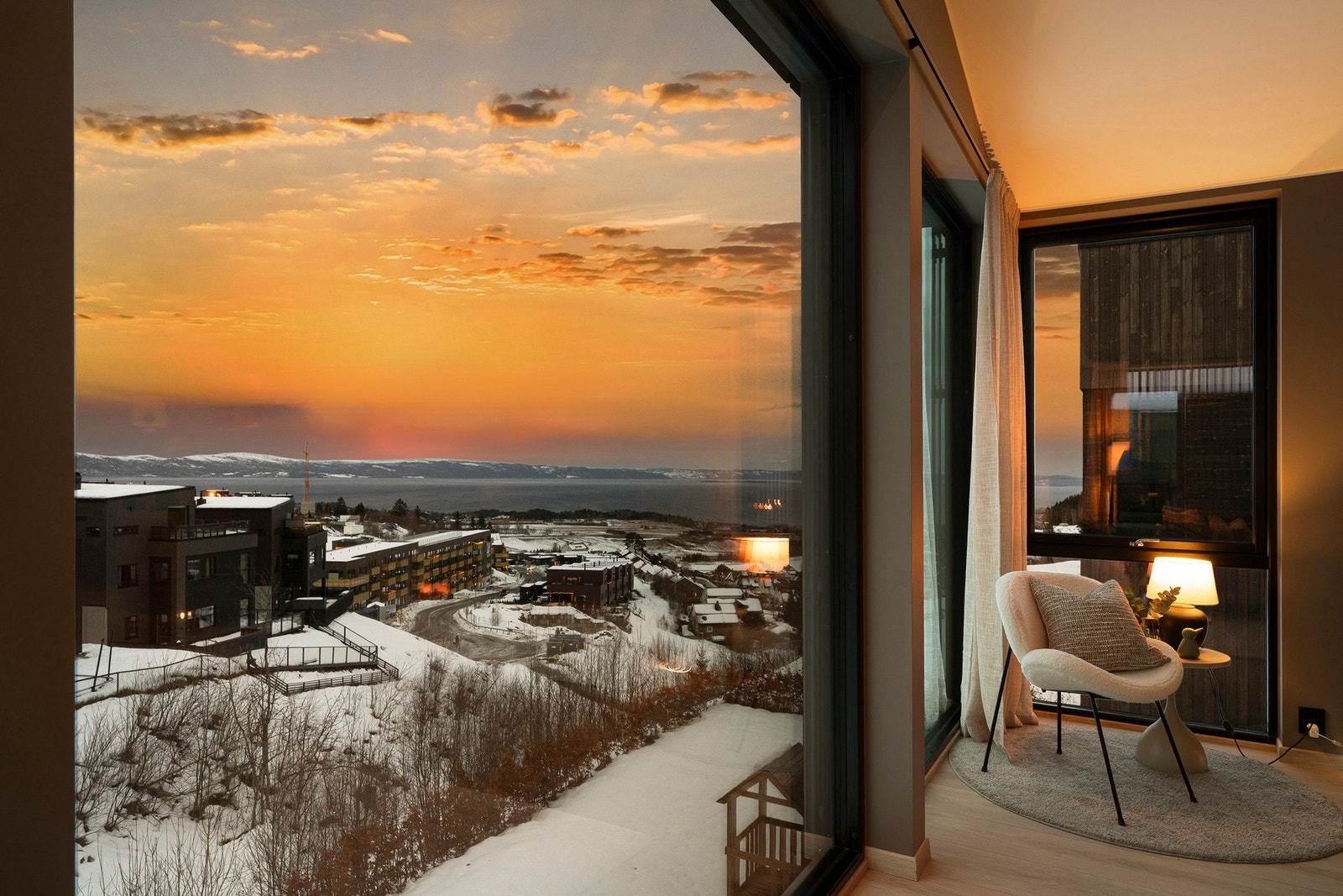 Store vindusflater som slipper inn rikelig med lys og fremhever den majestetiske utsikten over Trondheimfjorden. Foto: Vidar Alvik Galleribilde