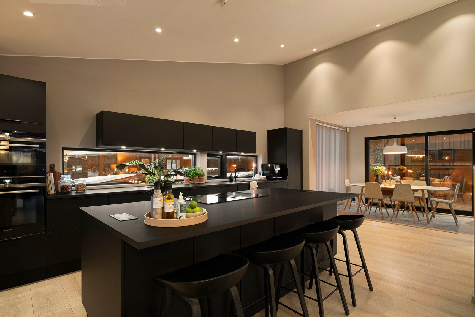 Kjøkkenet har en betydelig oppgradert innredning fra HTH. Foto: Vidar Alvik Galleribilde