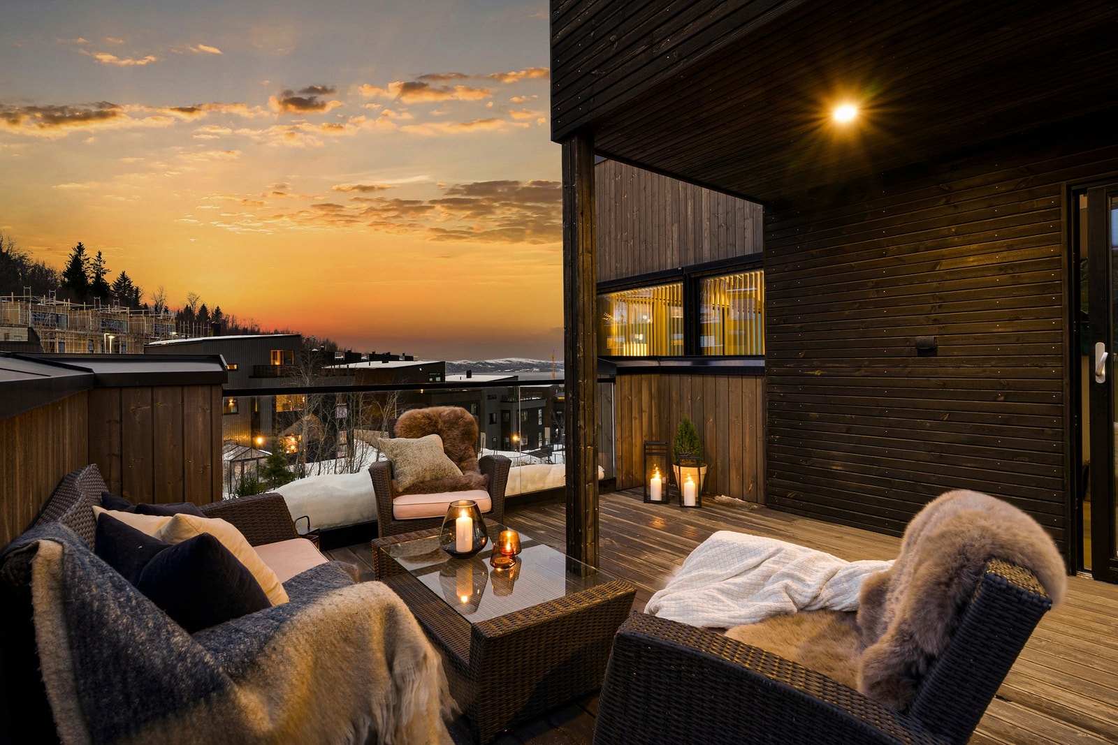 Verandaen vender mot sør og gir ypperlige solforhold fra ca. kl. 09 til ca. 21, midtsommer. Foto: Vidar Alvik Galleribilde