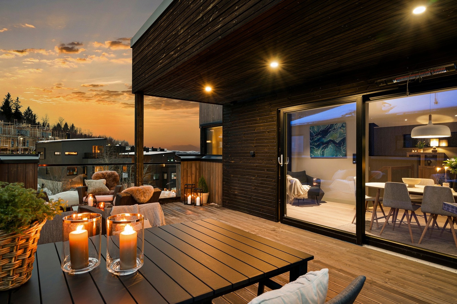 Fra spisestuen er det utgang til verandaen, som gjør det enkelt å flytte måltidene ut i sommerhalvåret. Her er det god plass til flere sittegrupper. Foto: Vidar Alvik Galleribilde