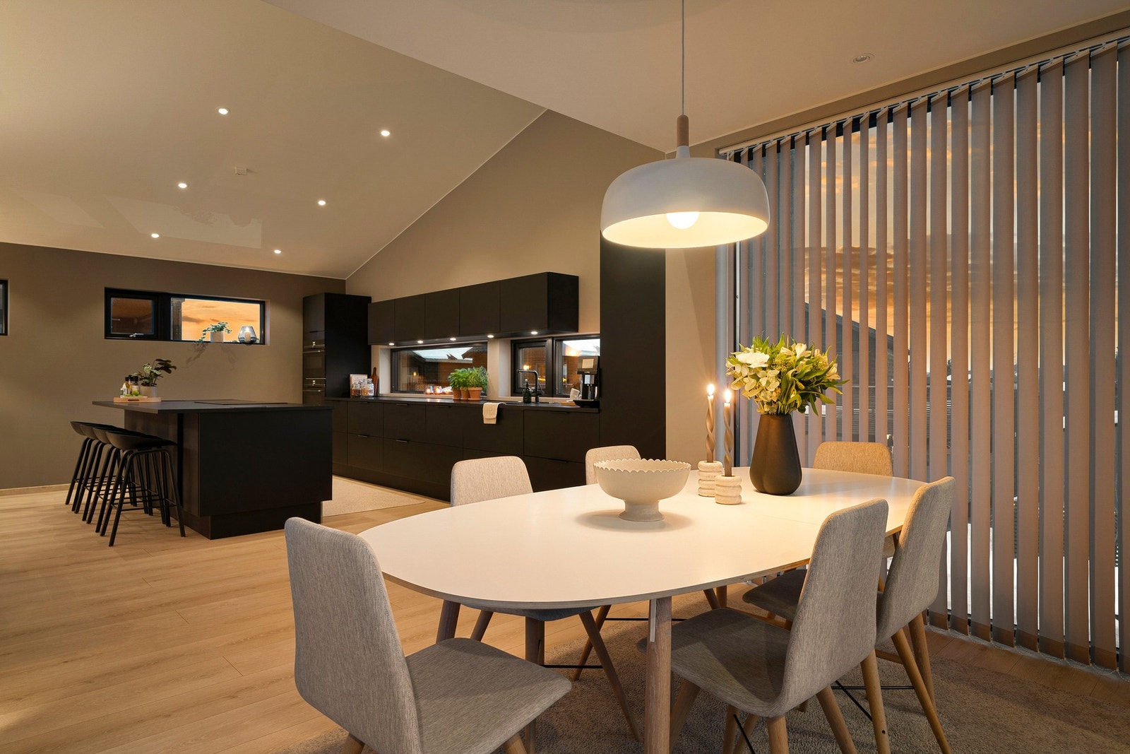 Huset har oppgradert belysning og utstyrt med smarthusløsning som styrer varme med eksempel nattsenking. Foto: Vidar Alvik Galleribilde