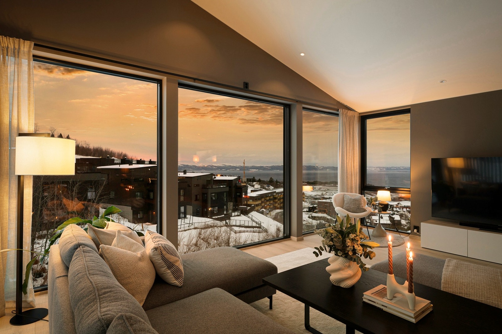 Oppholdssonen troner på øverste plan med ekstra god takhøyde. Stue, spisestue og kjøkken med flott øy utgjør hele 73 kvm. Foto: Vidar Alvik Galleribilde