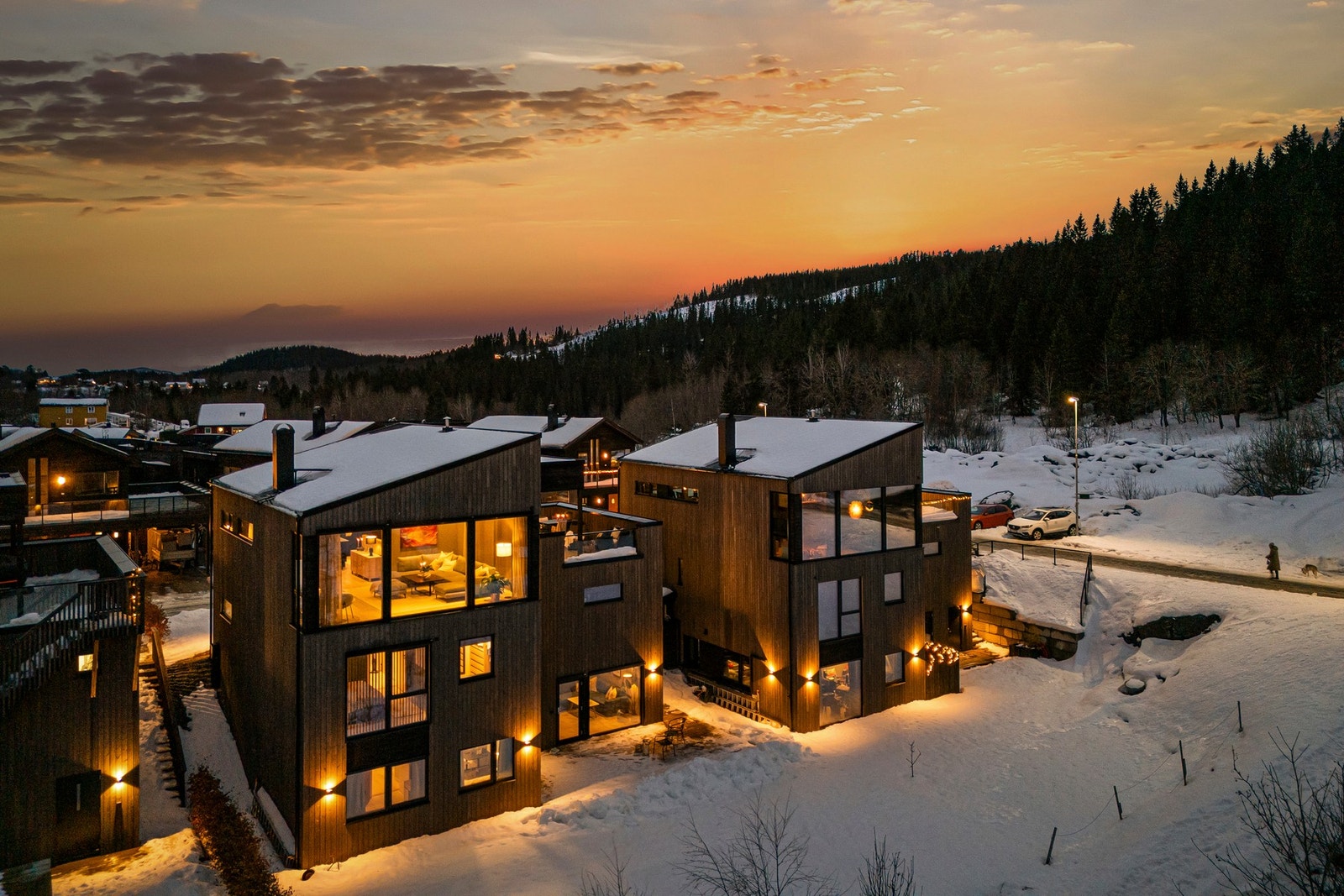 Eiendommen ligger ved foten av Estenstadmarka i et særdeles rolig og barnevennlig område. Det er 500 m. til alpinbakke og oppkjørte skispor, og gangavstand til barneskole og flere barnehager. Foto: Vidar Alvik Galleribilde