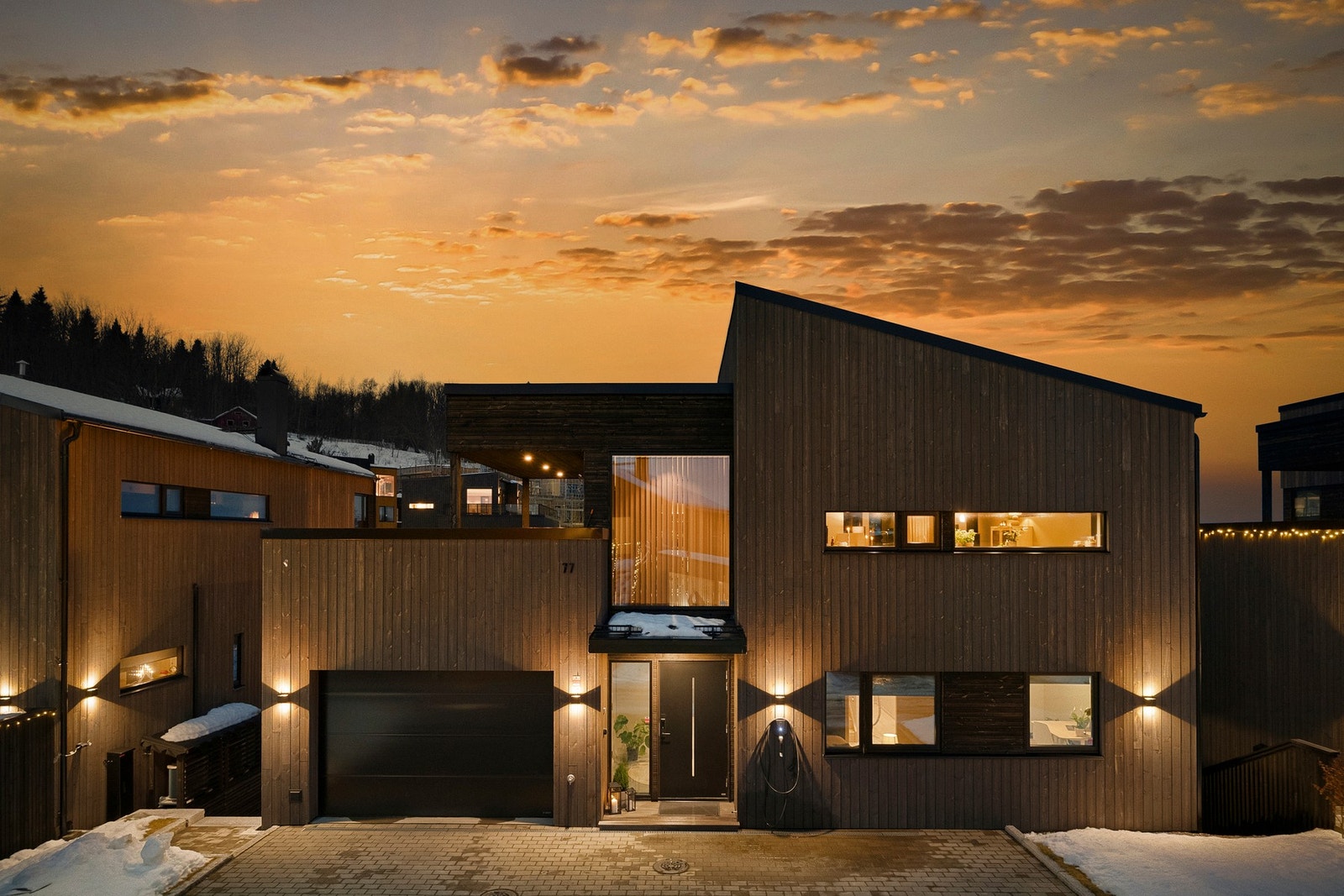 Boligen byr på topp boligstandard over tre plan, med påkostet innredning og pent balansert fargetoner. Foto: Vidar Alvik Galleribilde