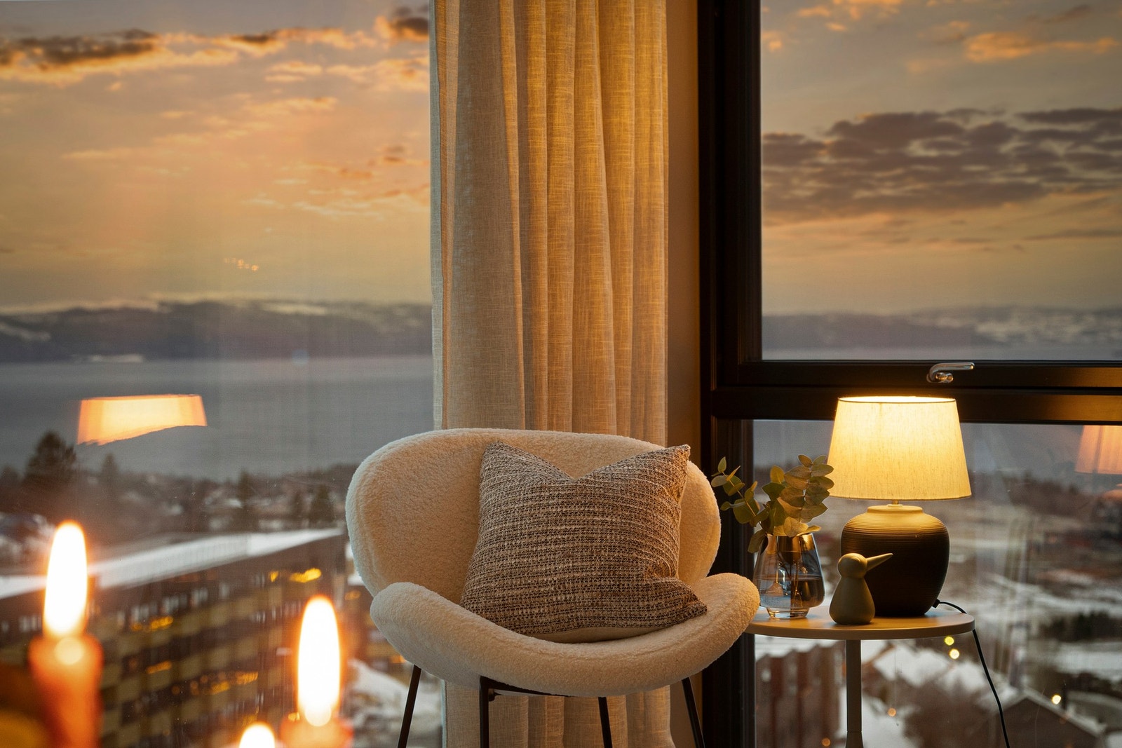 Alle de store vinduene har i tillegg utvendig solskjerming. Foto: Vidar Alvik Galleribilde