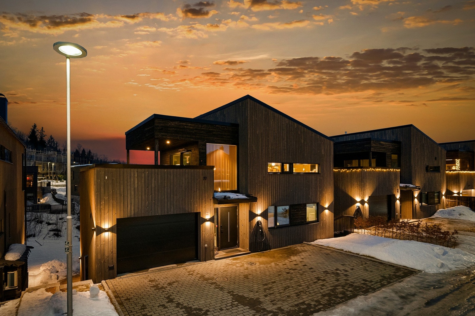 Foran garasjen og inngangen har boligen stor gårdsplass med belegningsstein og varmekabler som sørger for å holde gårdsplassen fri for snø. Foto: Vidar Alvik Galleribilde