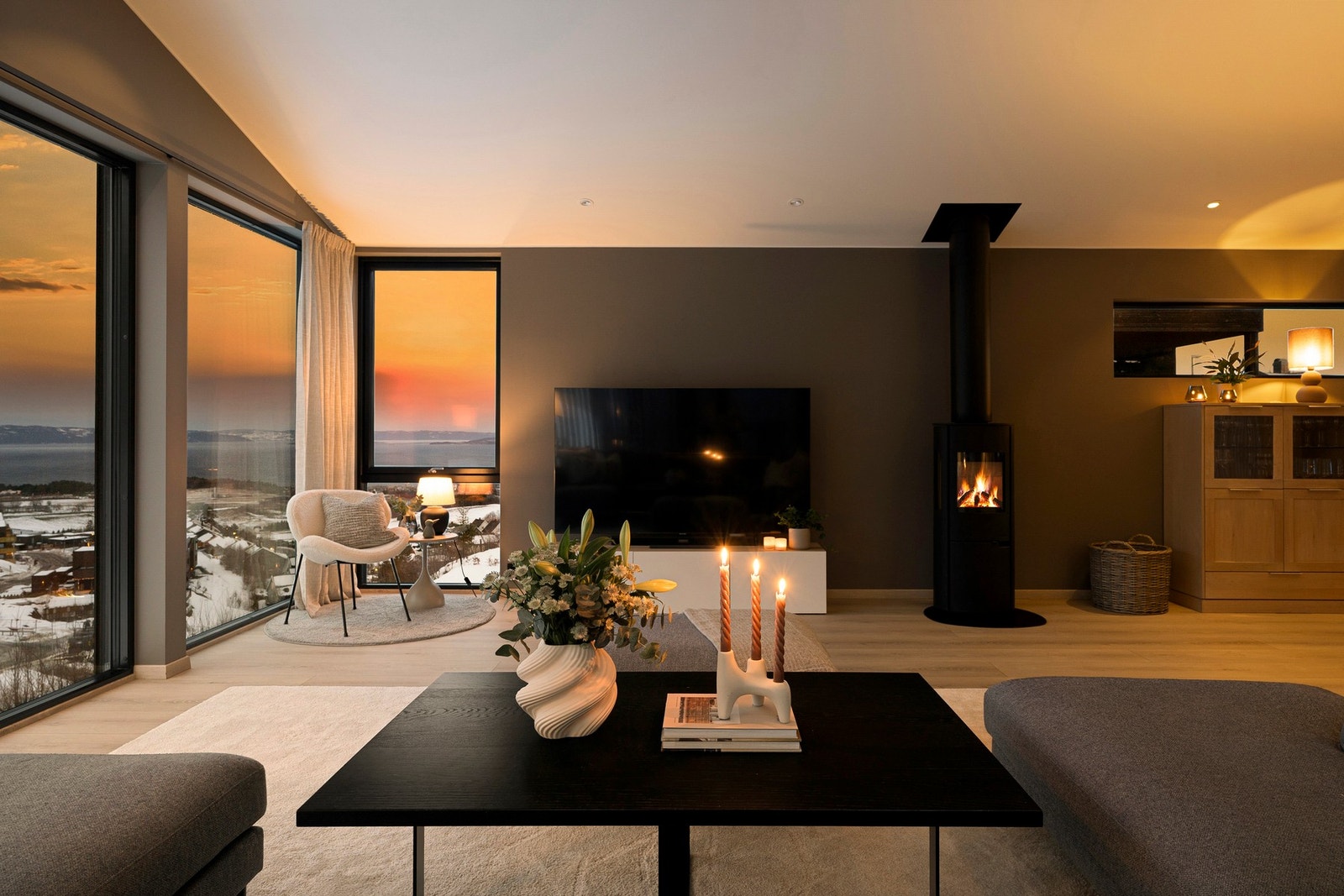 Peisen sørger både for stemningsfull og god varme.
Peisen er av typen Schiedel Sirius 3 og er oppgradert fra standard leveranse. Alle oppholdsrom har i tillegg behagelig varme i gulvet. Foto: Vidar Alvik Galleribilde