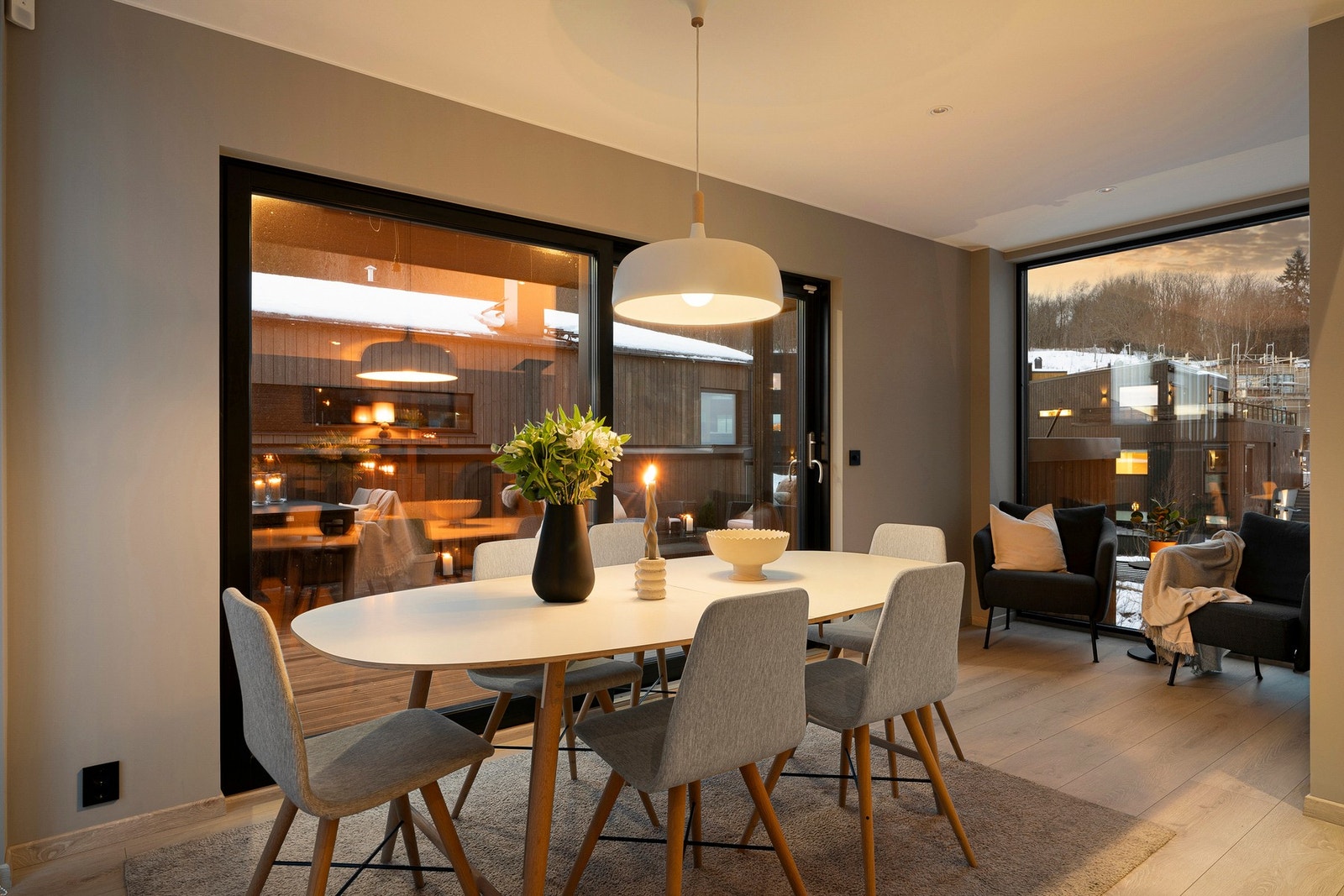 Store vinduer, helt ned til gulvet, slipper inn rikelig med dagslys. Foto: Vidar Alvik Galleribilde