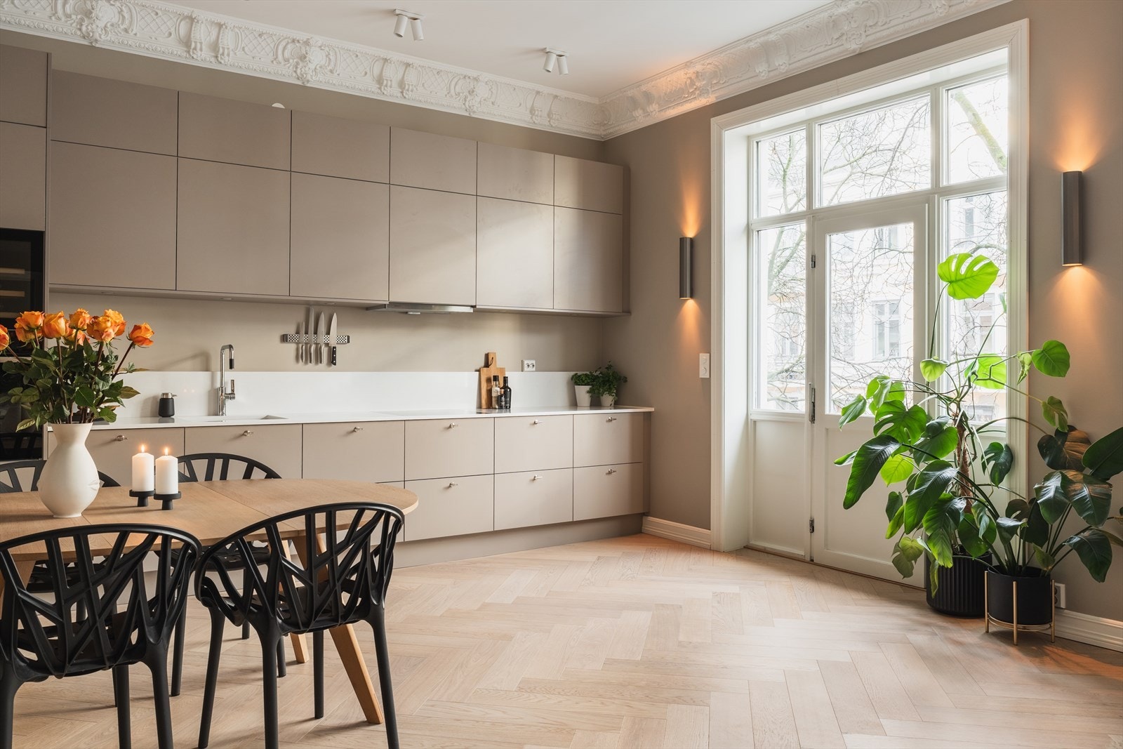 Hyggelig kjøkken fra HTH. Legg merke til de klassiske detaljene Galleribilde