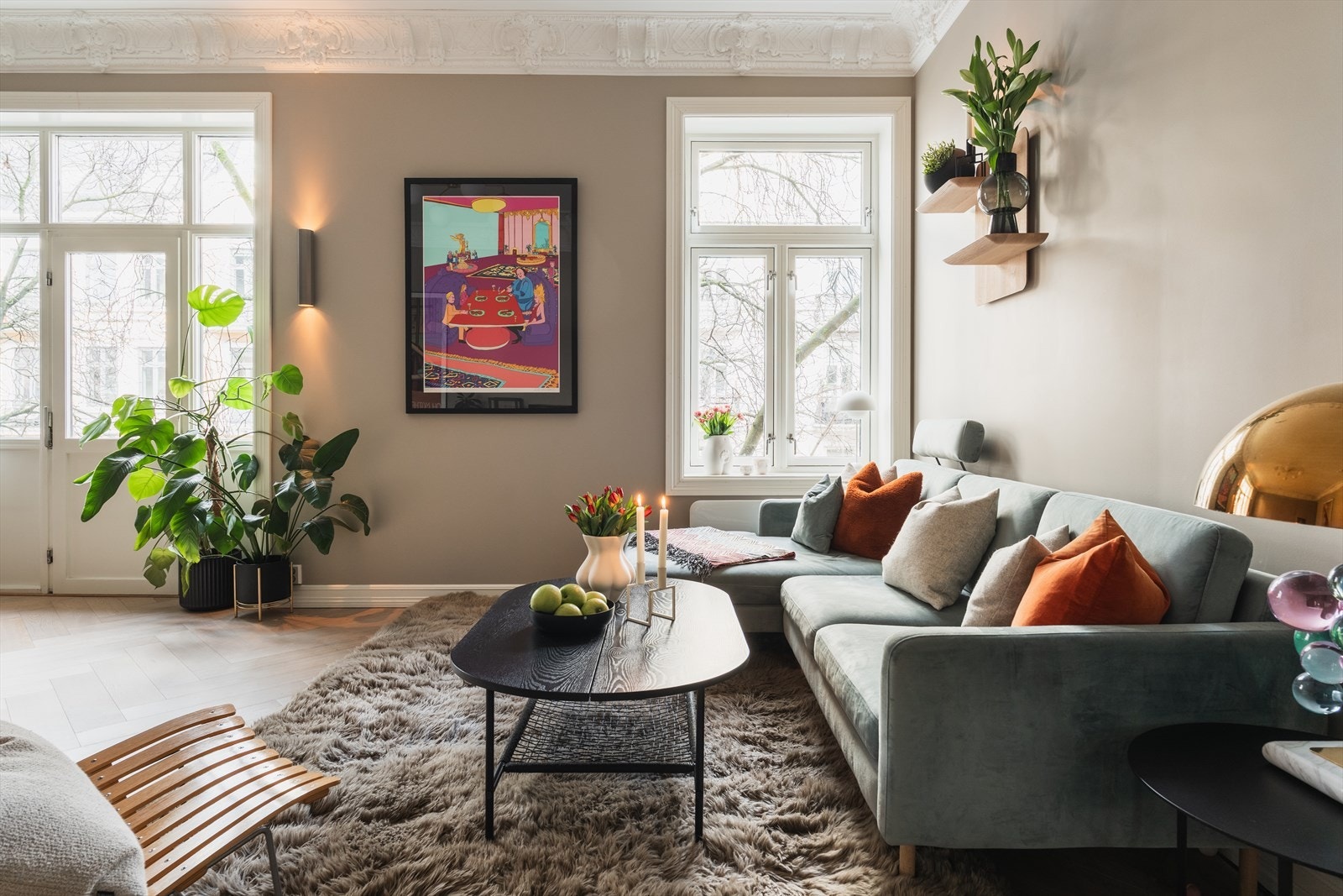 Særdeles hyggelig stue med store vindusflater som slipper inn mye lys Galleribilde