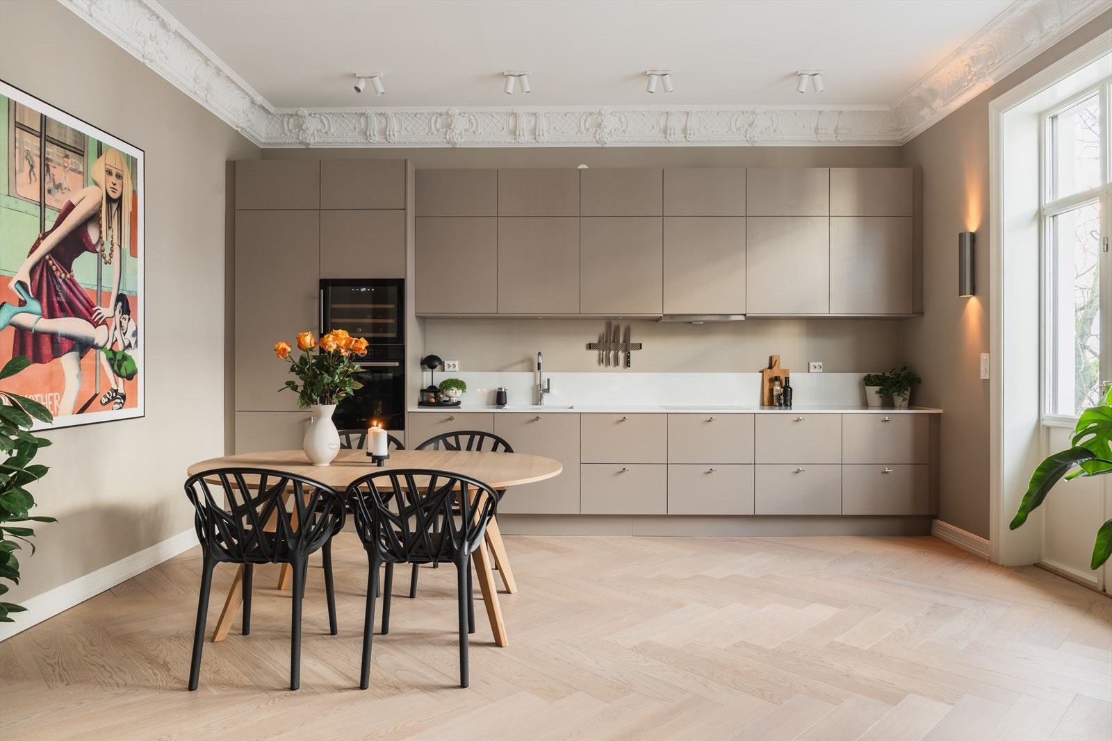 Kjøkkenet har generøst med skap- og benkeplass Galleribilde