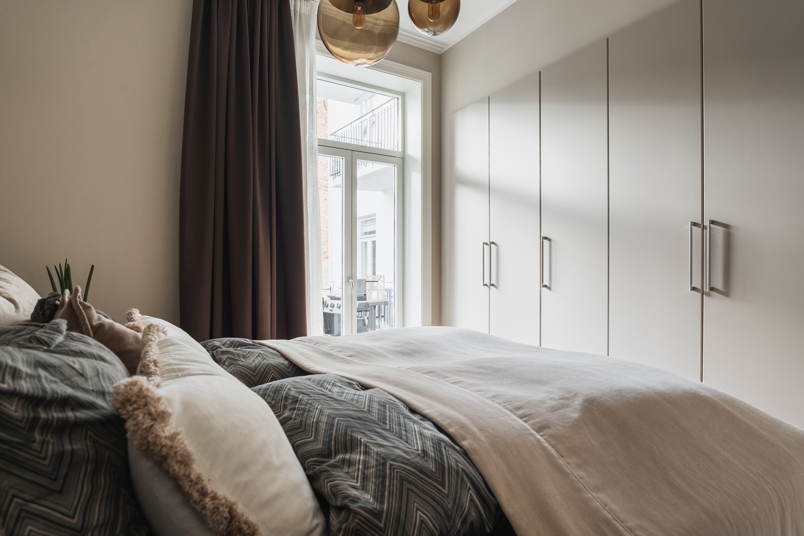 Hovedsoverom med mye garderobe og utgang til balkongen via to-fløyet dører. Perfekt å sove med åpne dører om sommeren Galleribilde