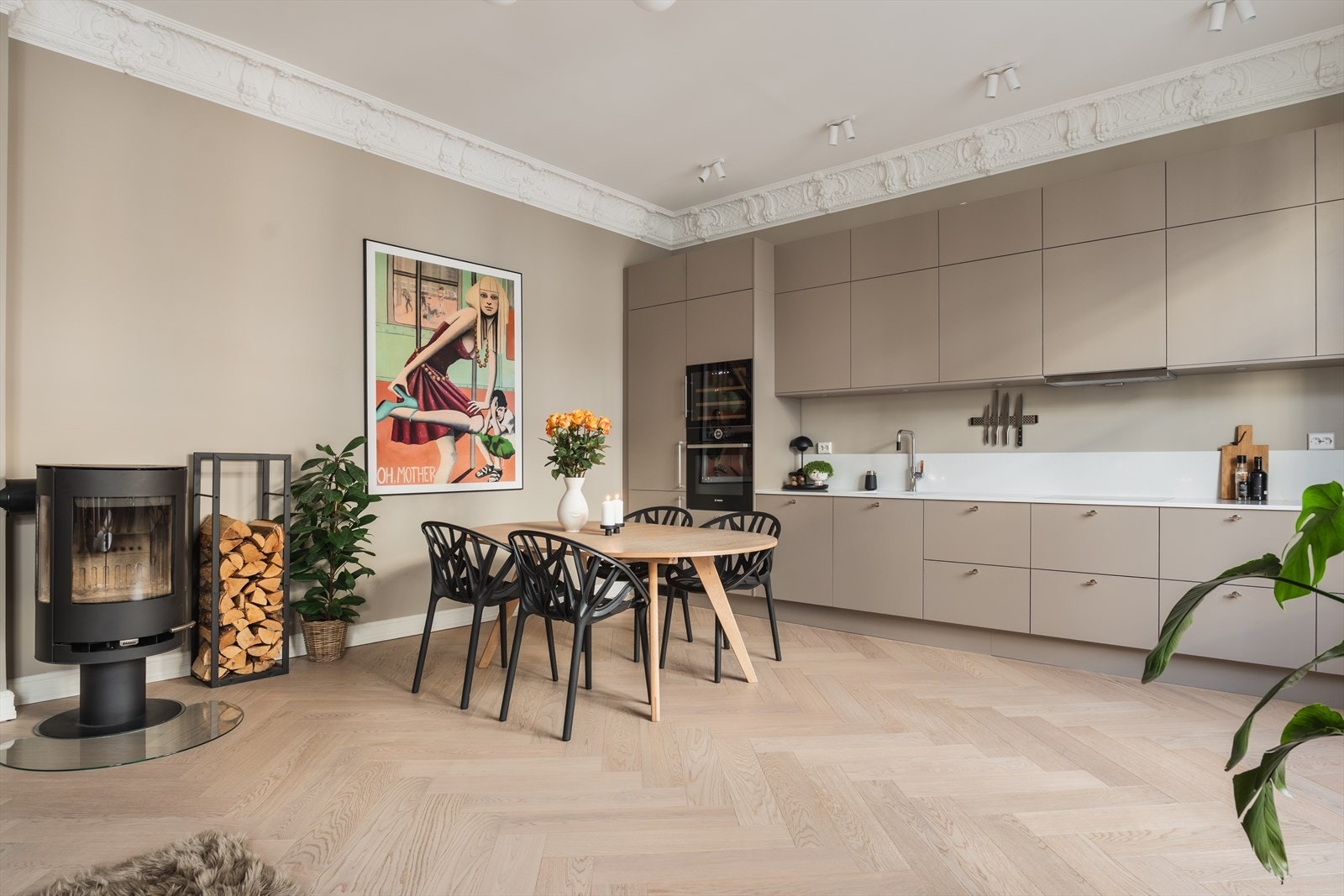 Hyggelig peisovn som varmer på kalde kvelder Galleribilde